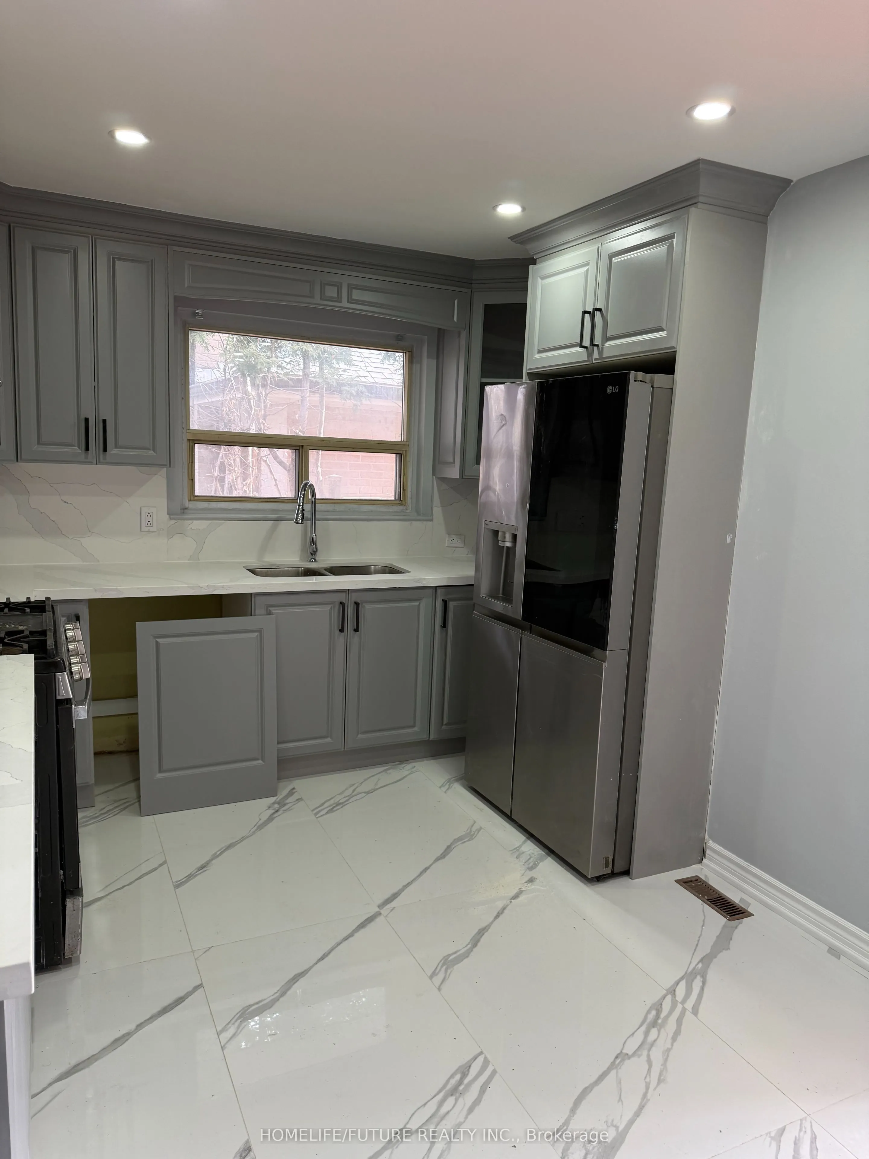 221 Hupfield Trail, #Main & 2nd