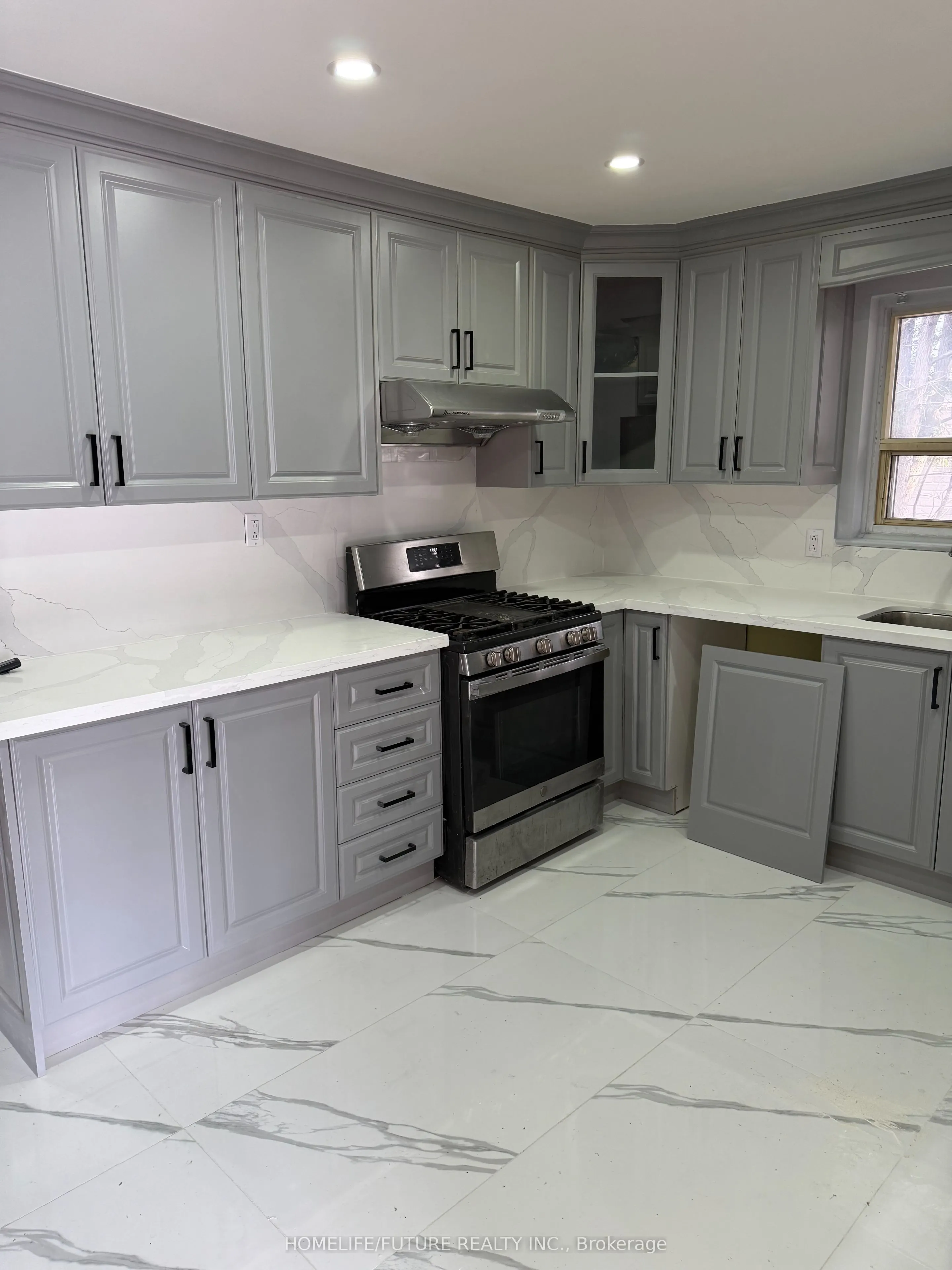 221 Hupfield Trail, #Main & 2nd