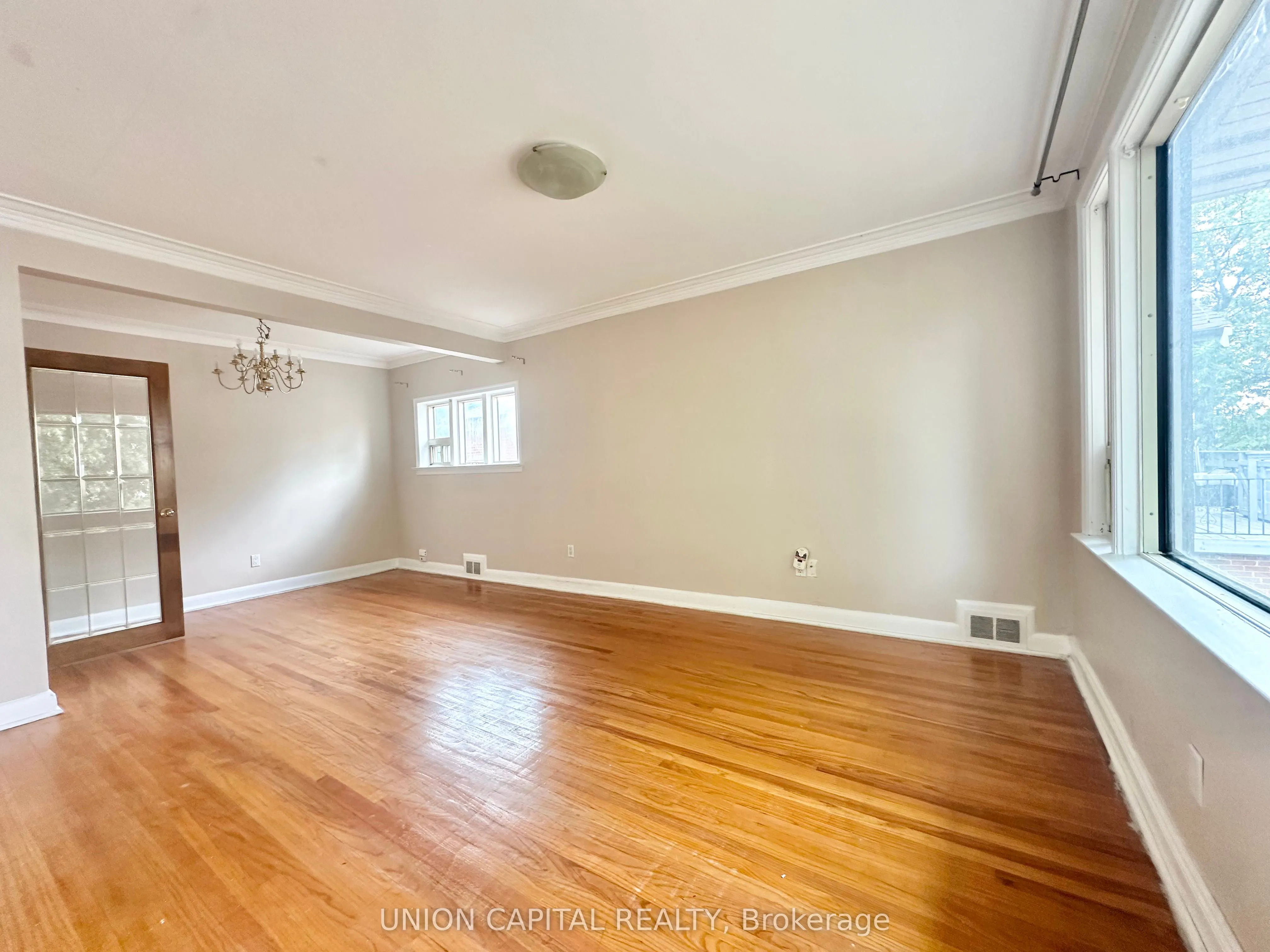 1048 Kennedy Road, #Main Floor