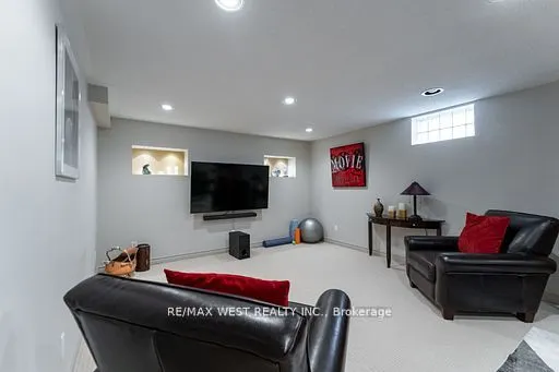 46 Orchard View Boulevard