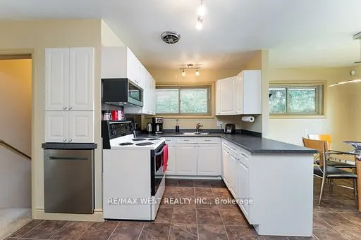 46 Orchard View Boulevard