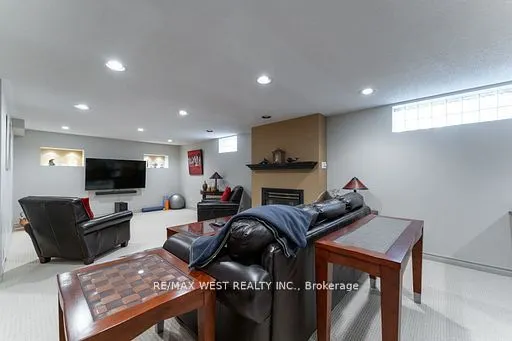 46 Orchard View Boulevard