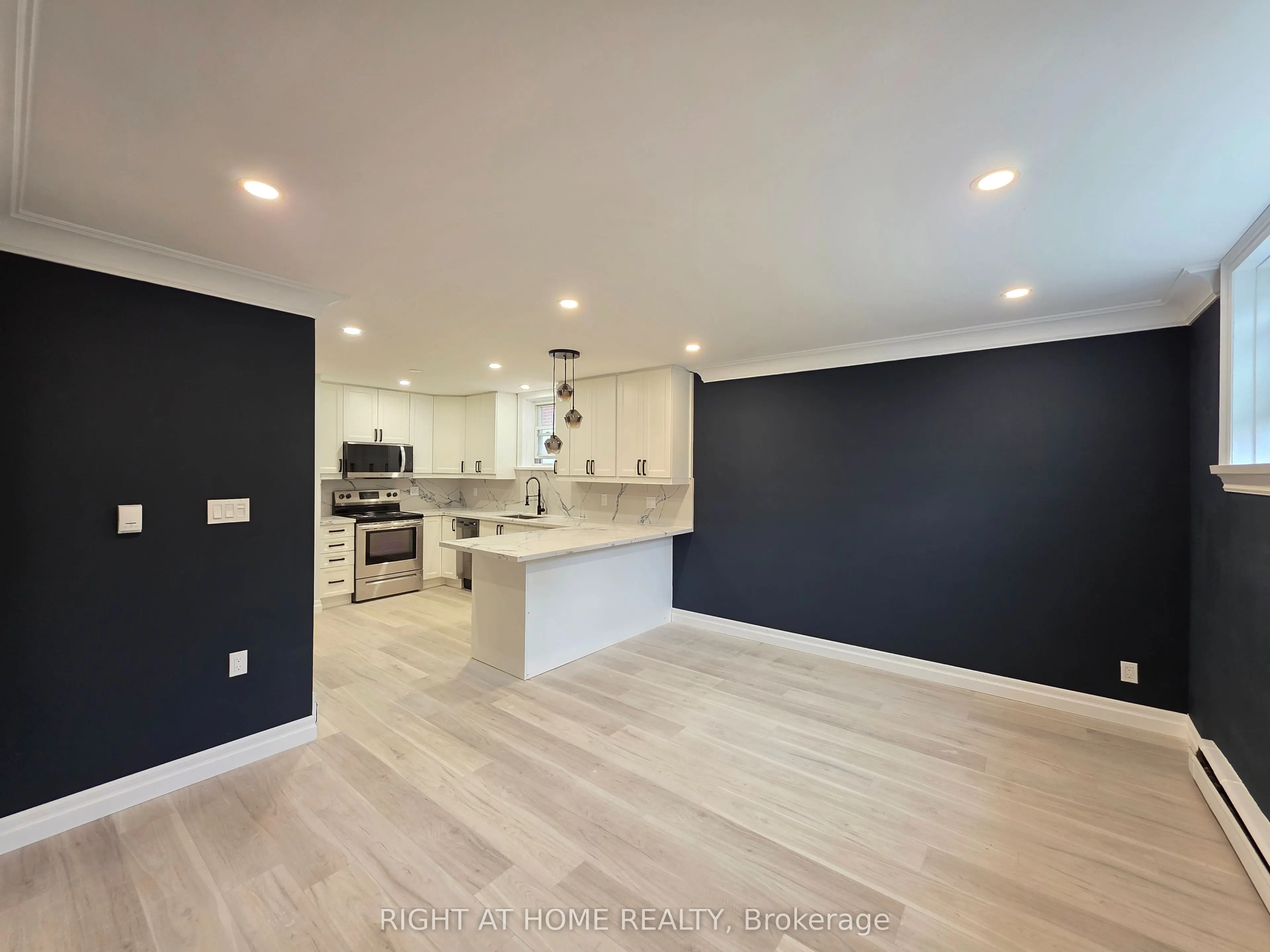 385 Mary Street N, #LowerLevel