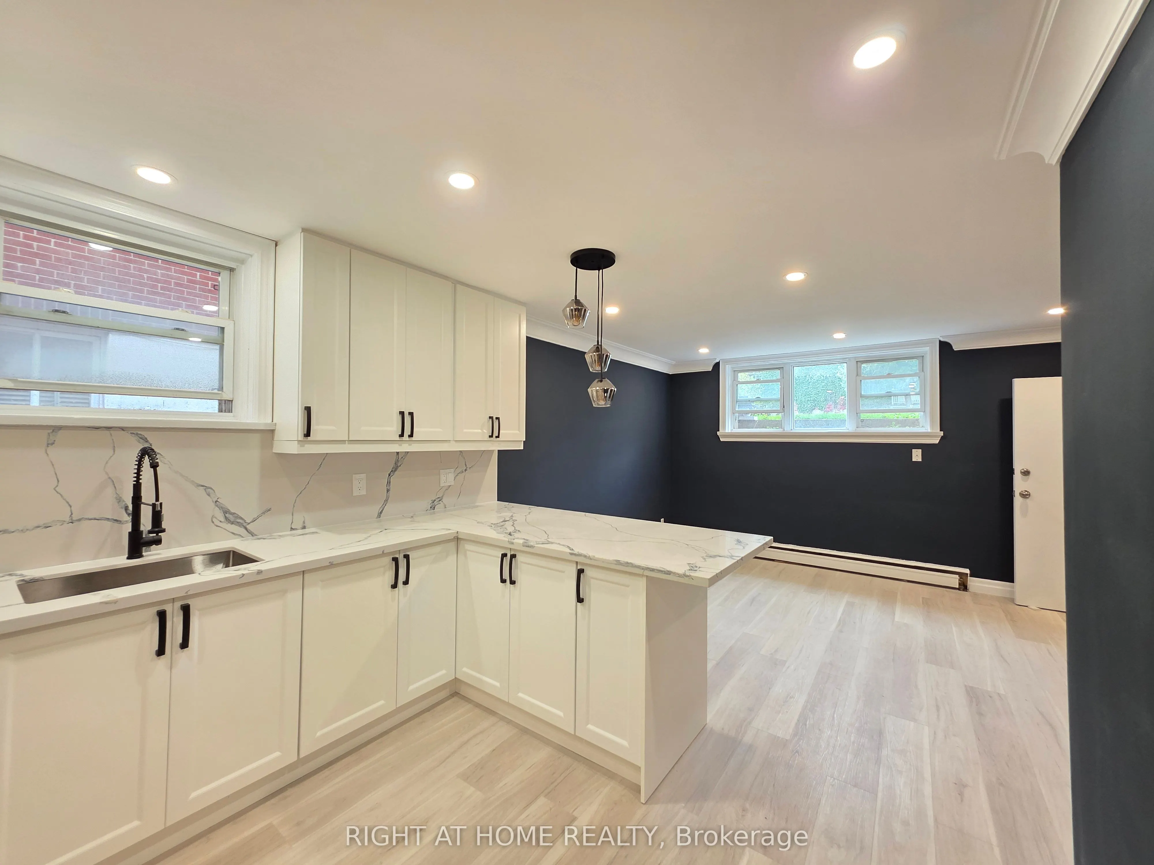 385 Mary Street N, #LowerLevel