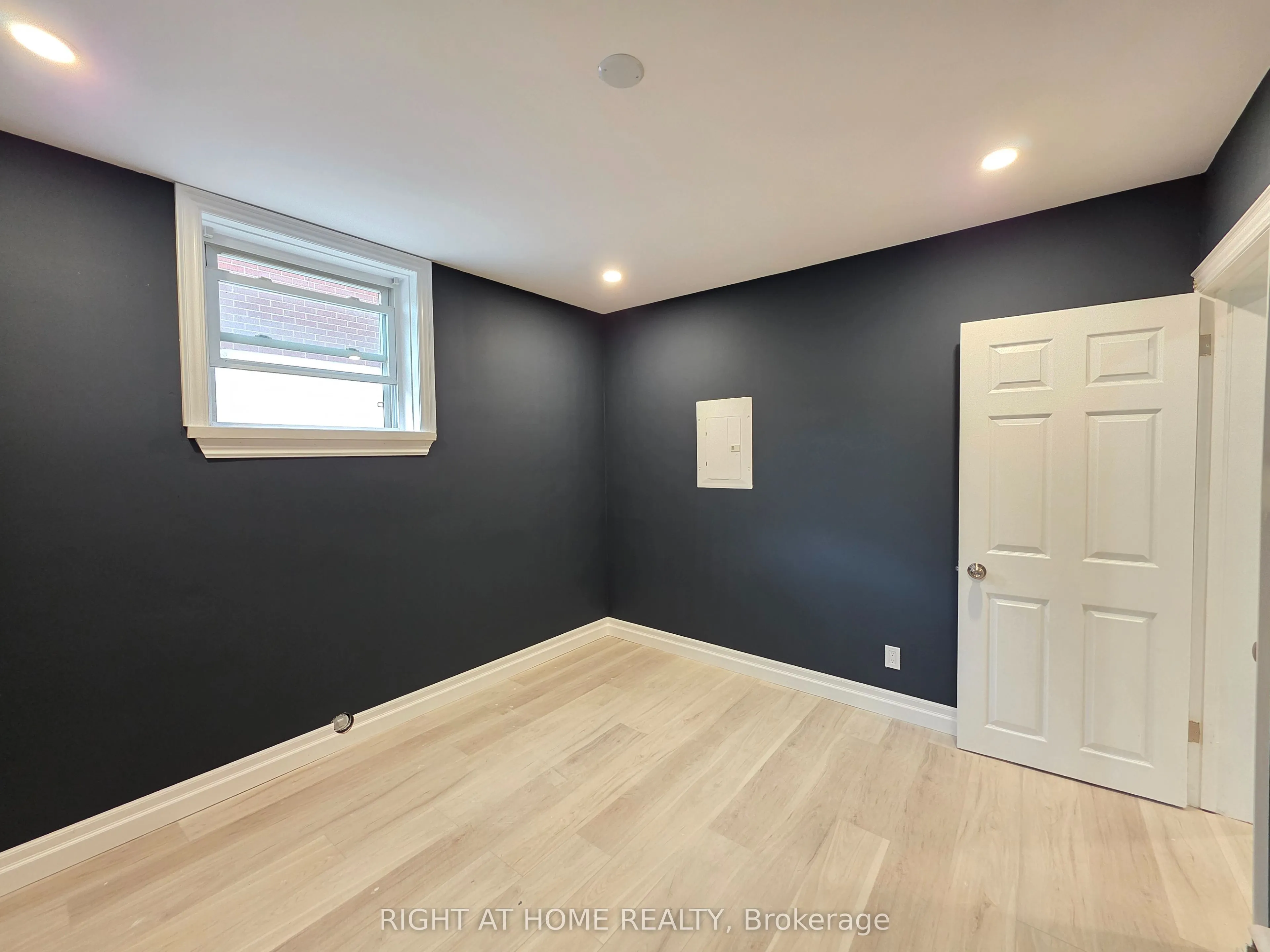 385 Mary Street N, #LowerLevel