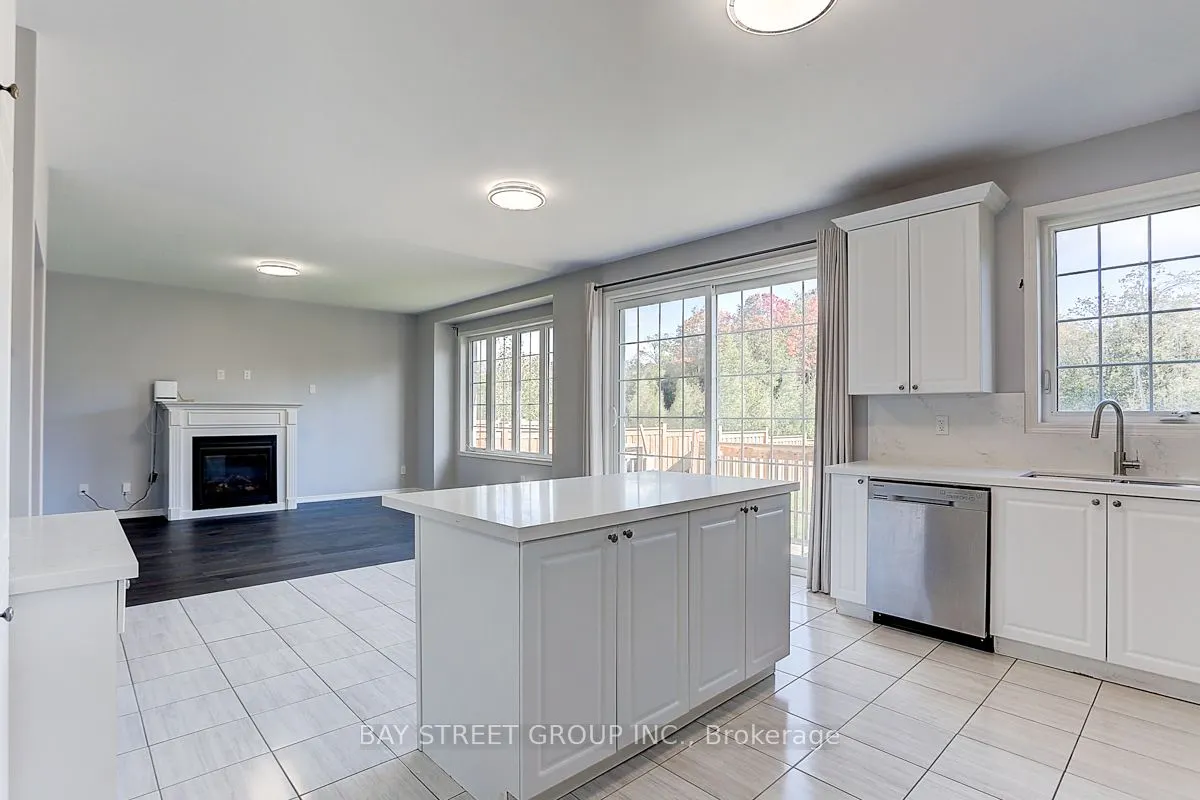 2433 Equestrian Crescent