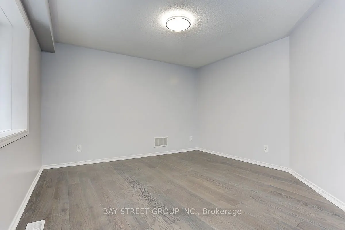 2433 Equestrian Crescent