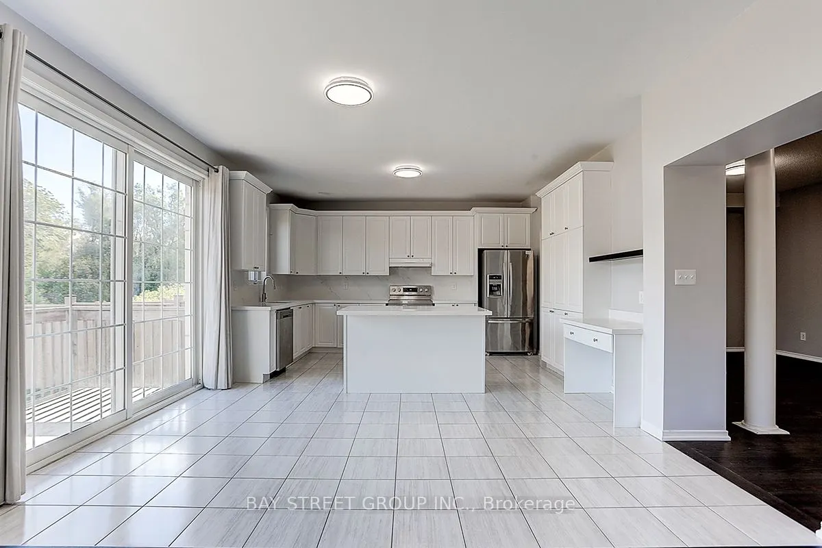 2433 Equestrian Crescent