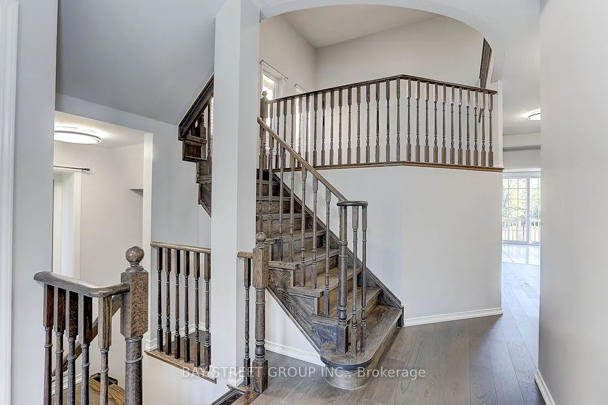 2433 Equestrian Crescent