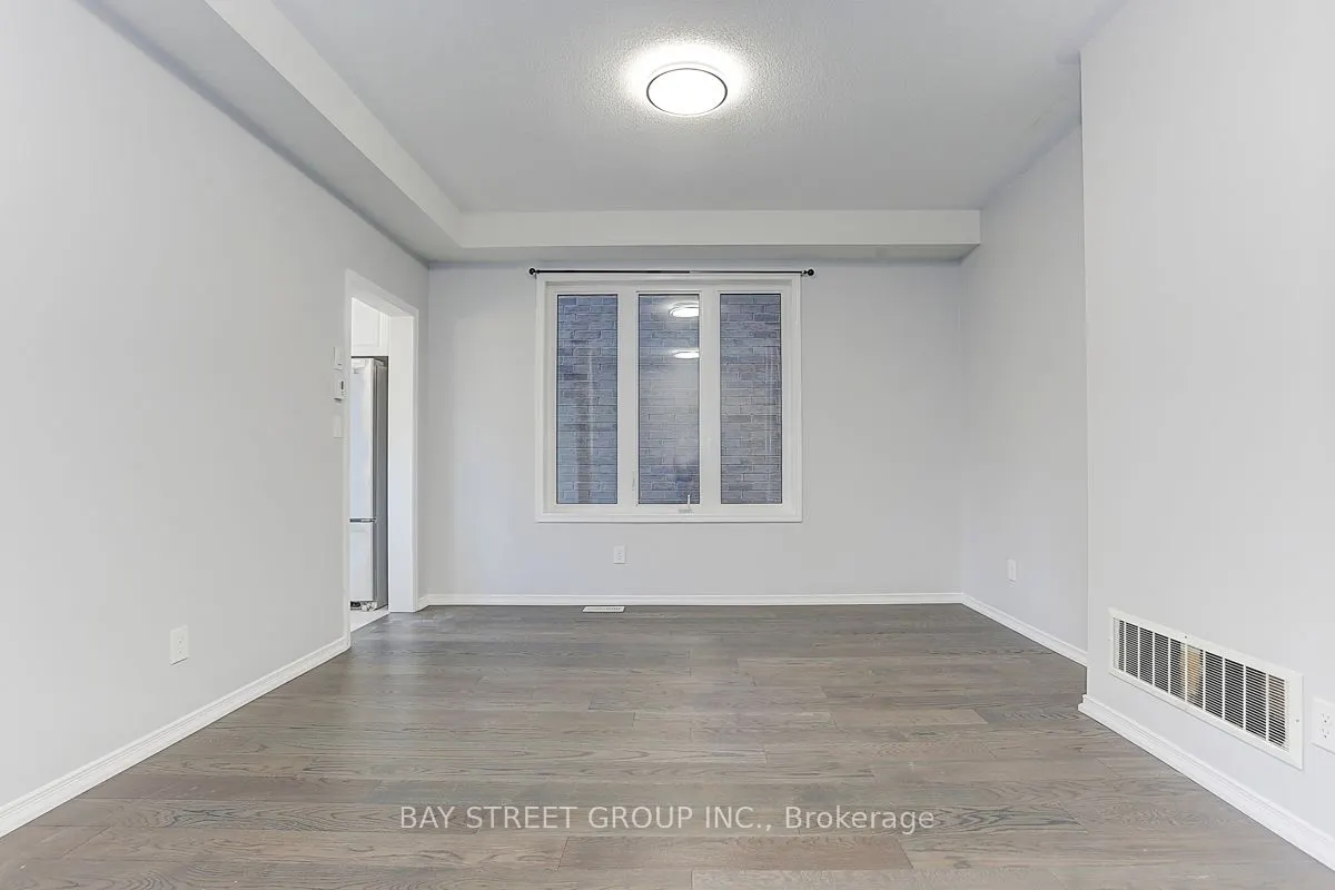 2433 Equestrian Crescent