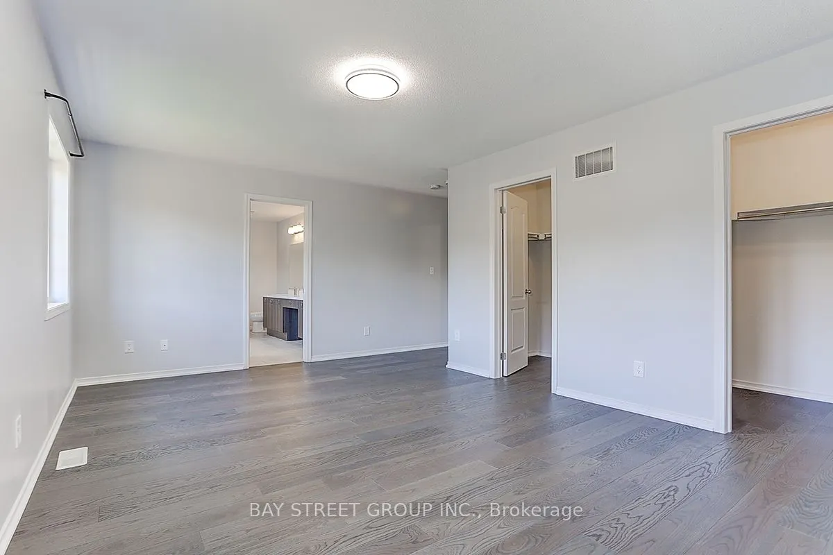 2433 Equestrian Crescent