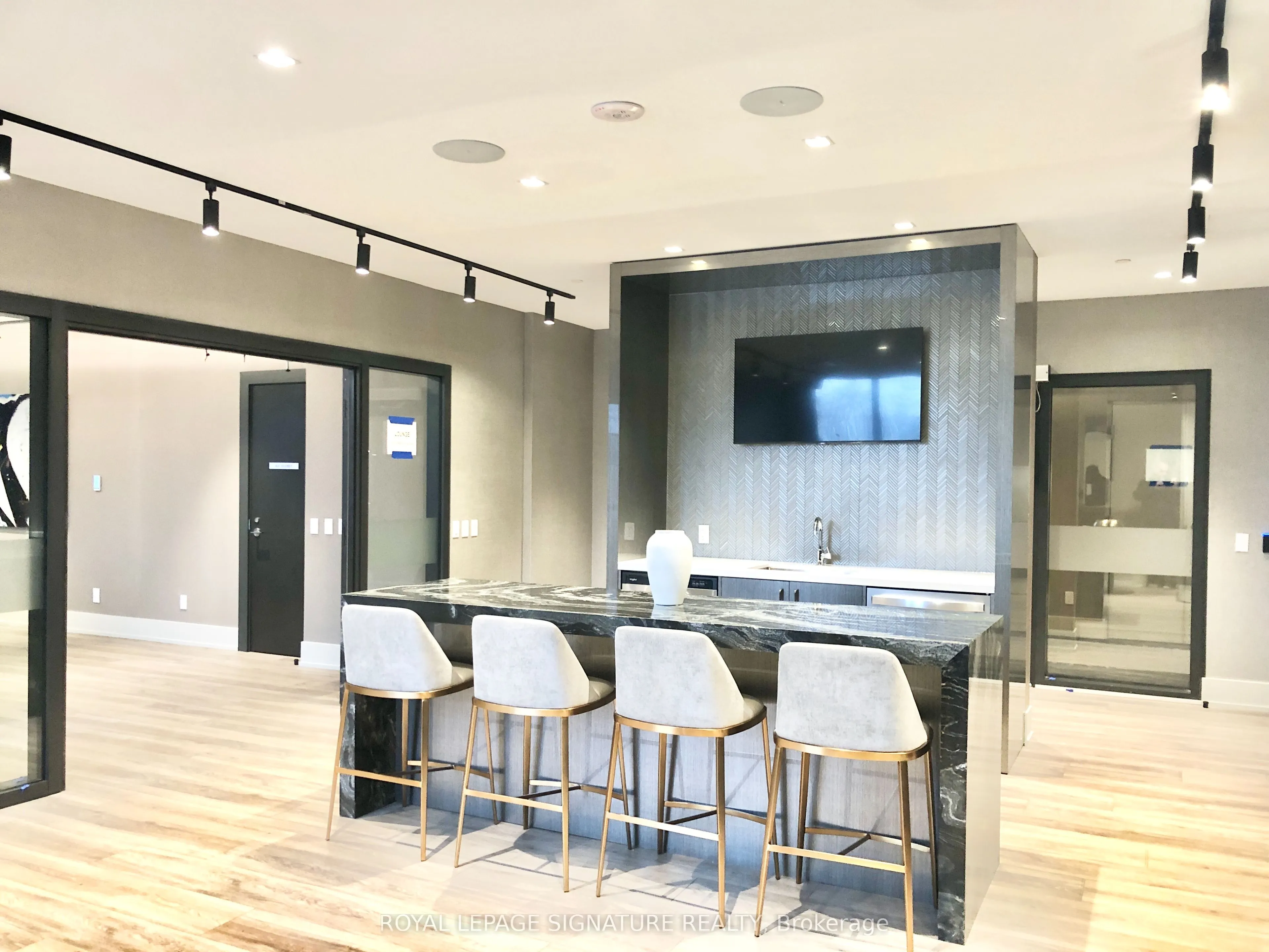 286 Main Street, #1013