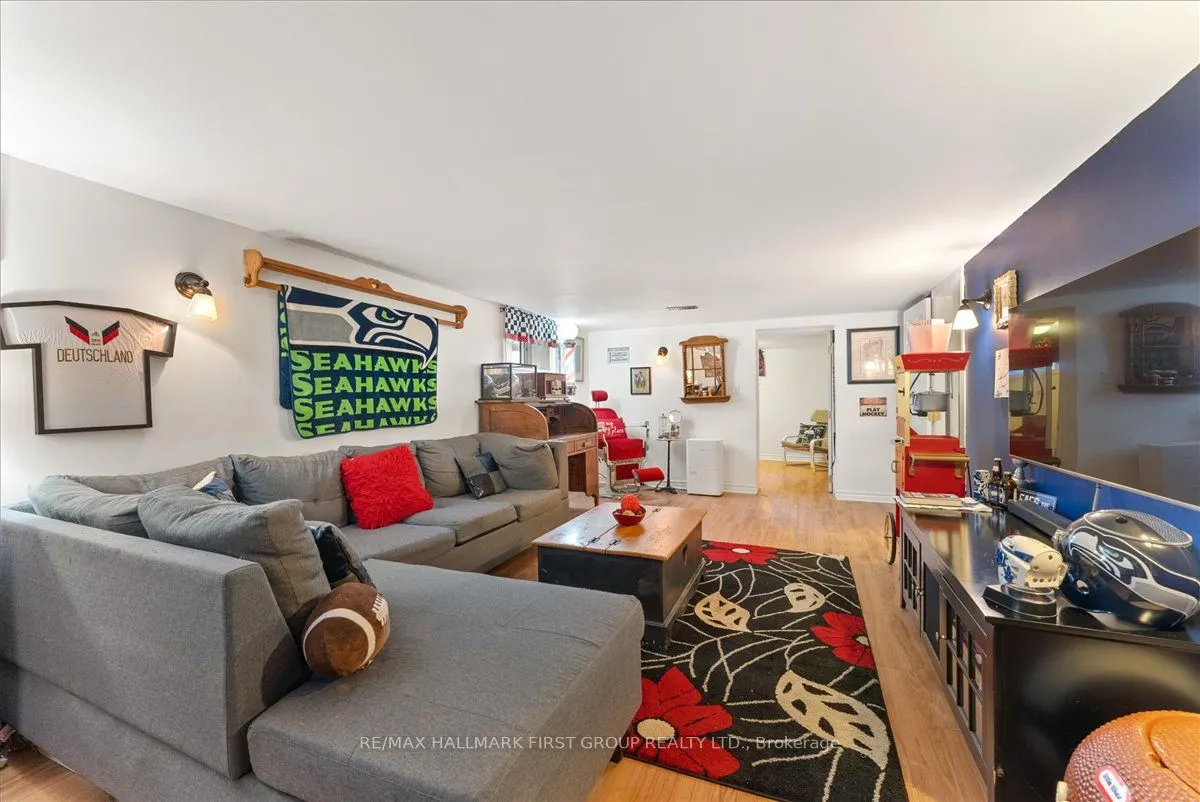 8 Concession Street E
