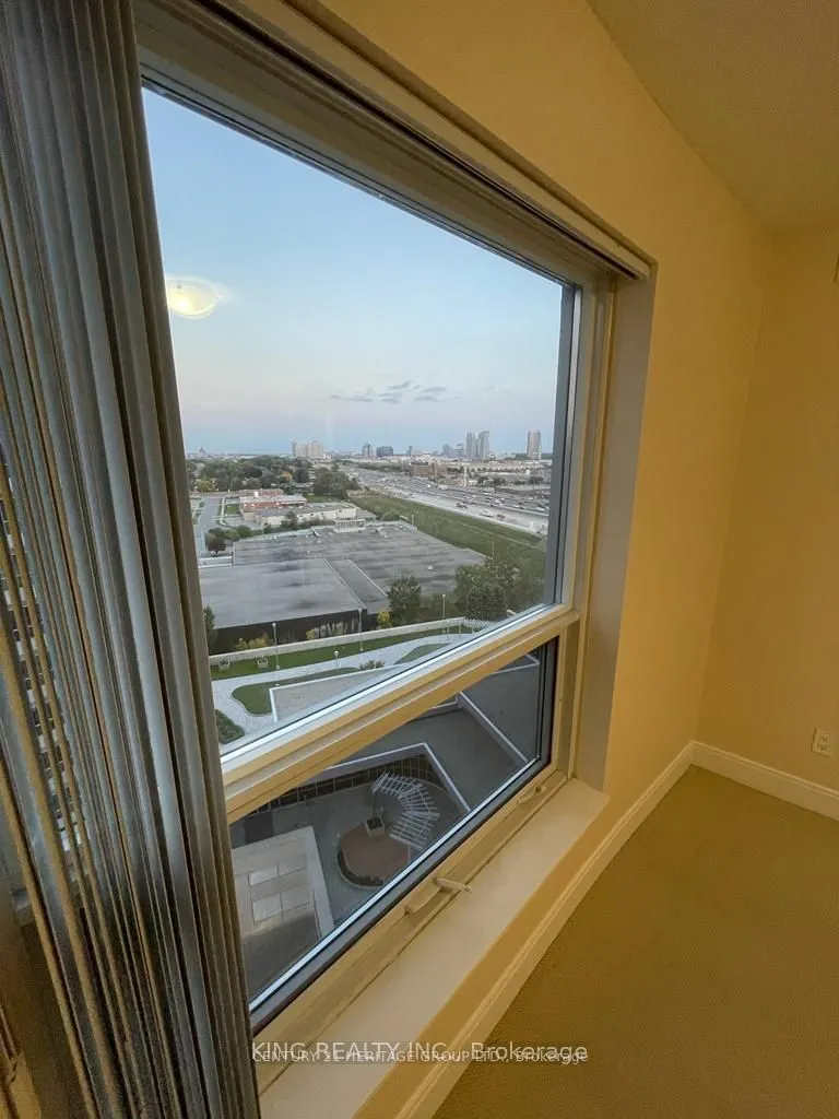 125 Village Green Square, #1511