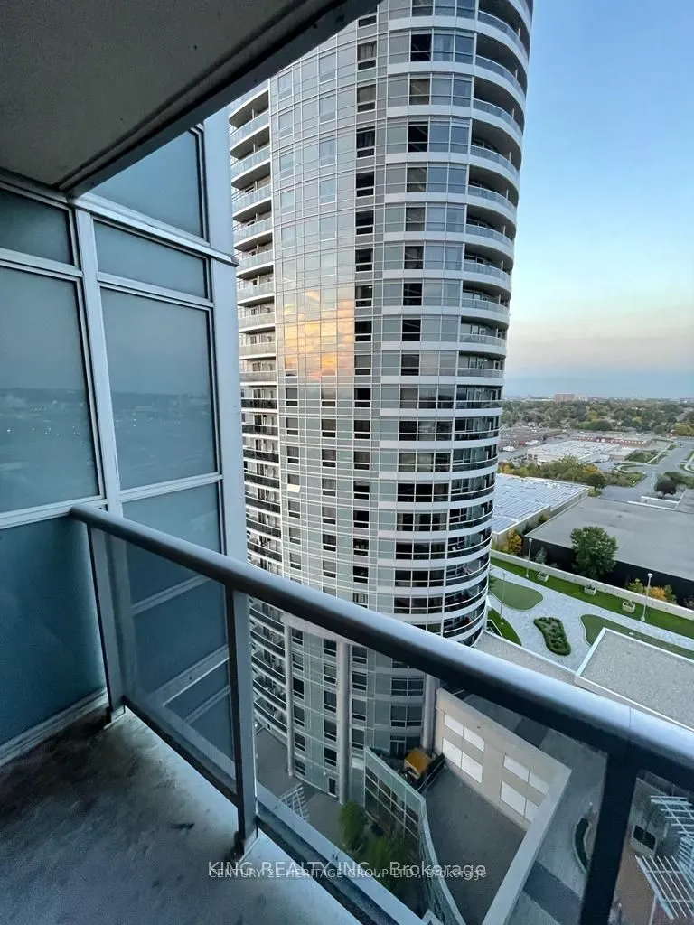 125 Village Green Square, #1511