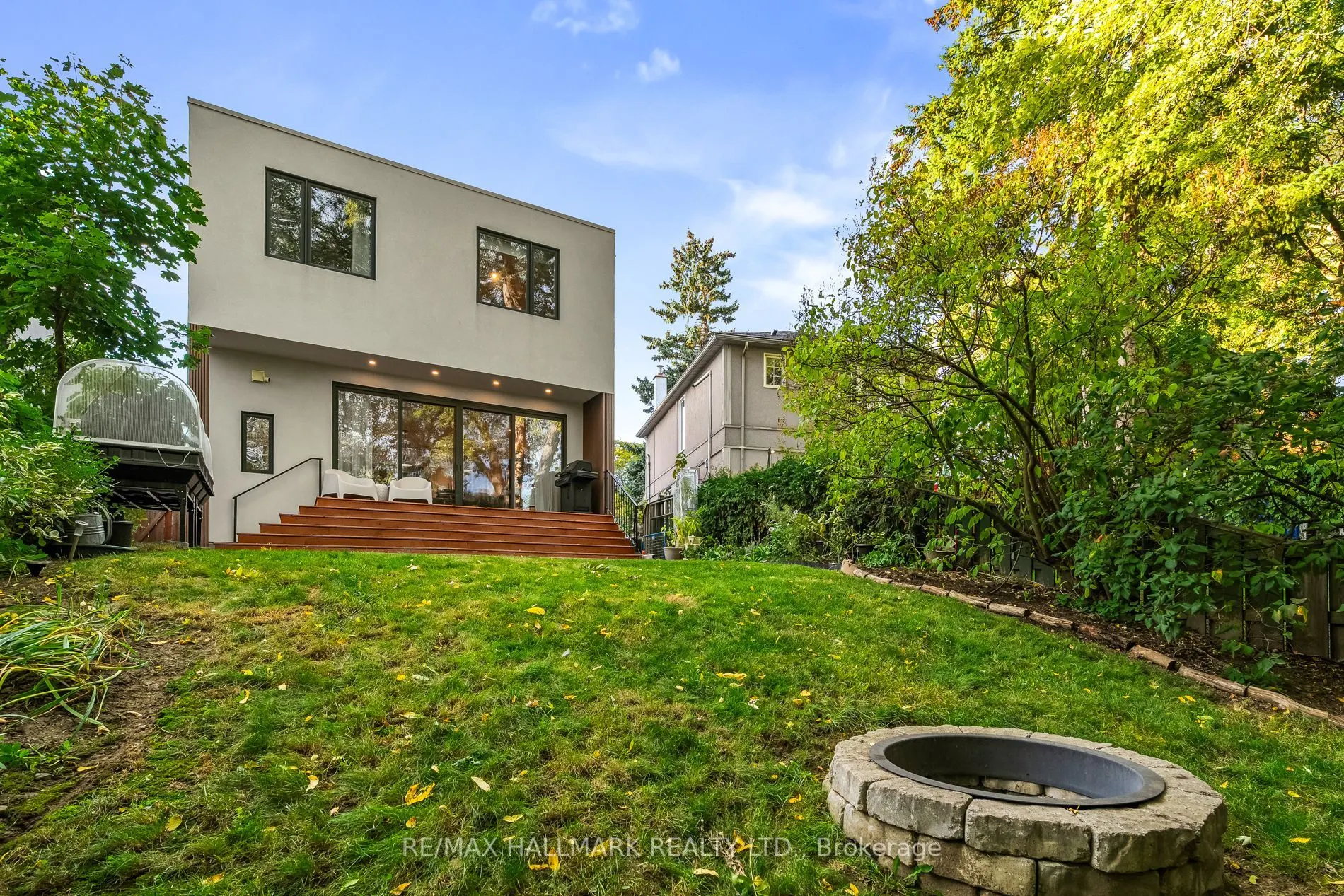 27 Glencrest Boulevard