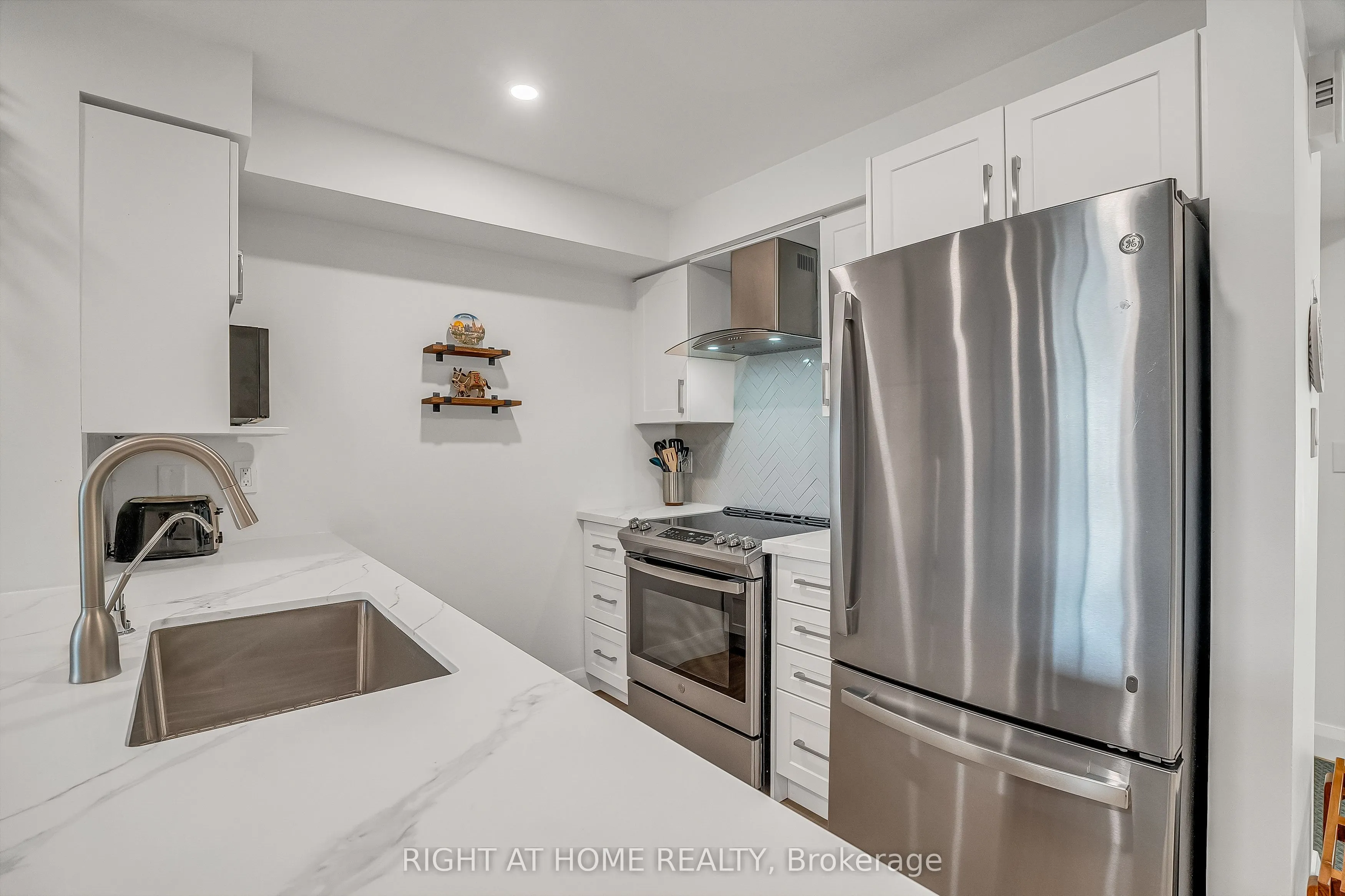 70 Petra Way, #2