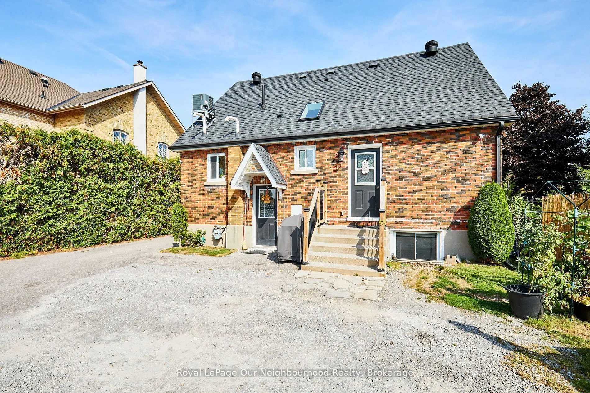 738 Simcoe Street N