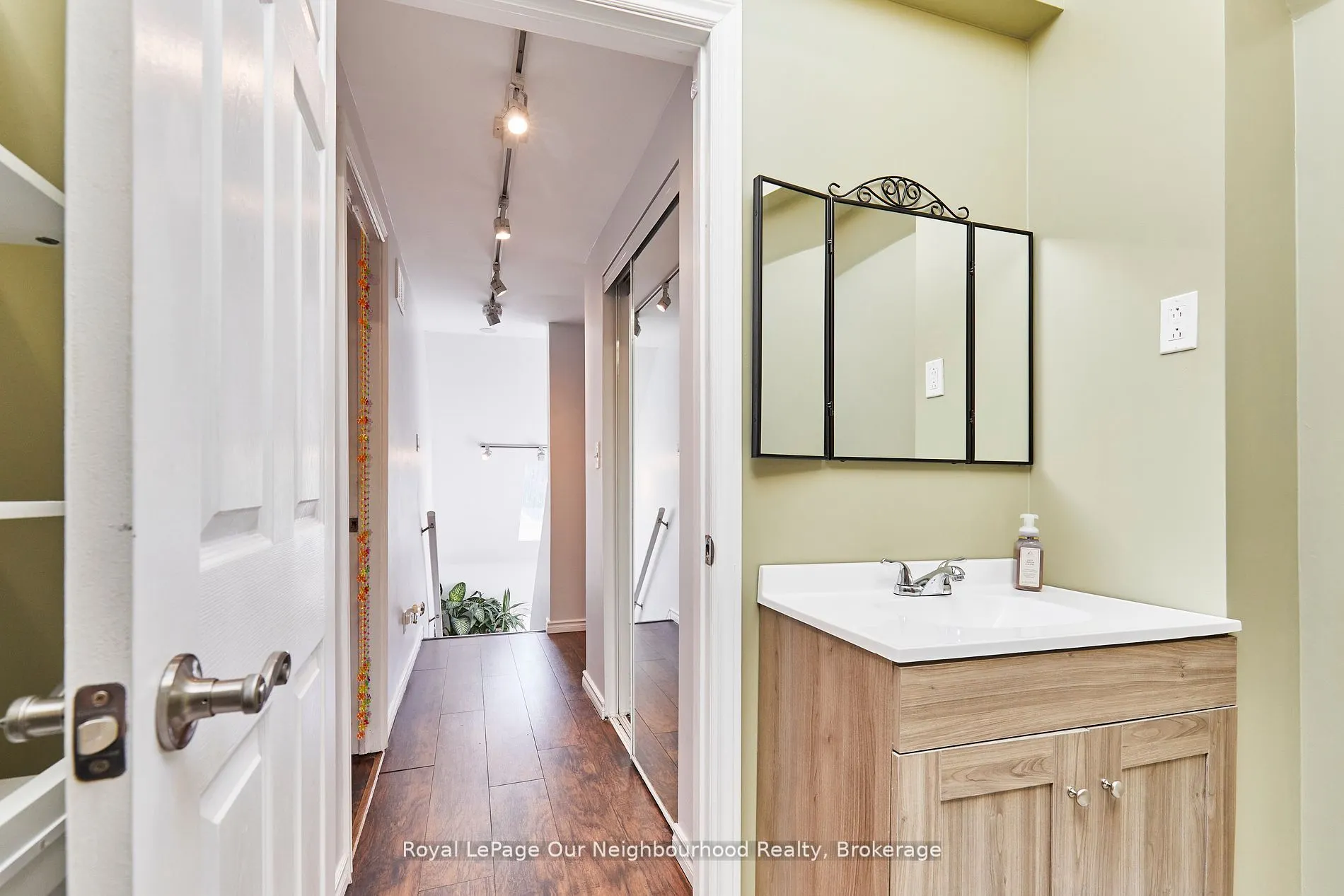738 Simcoe Street N