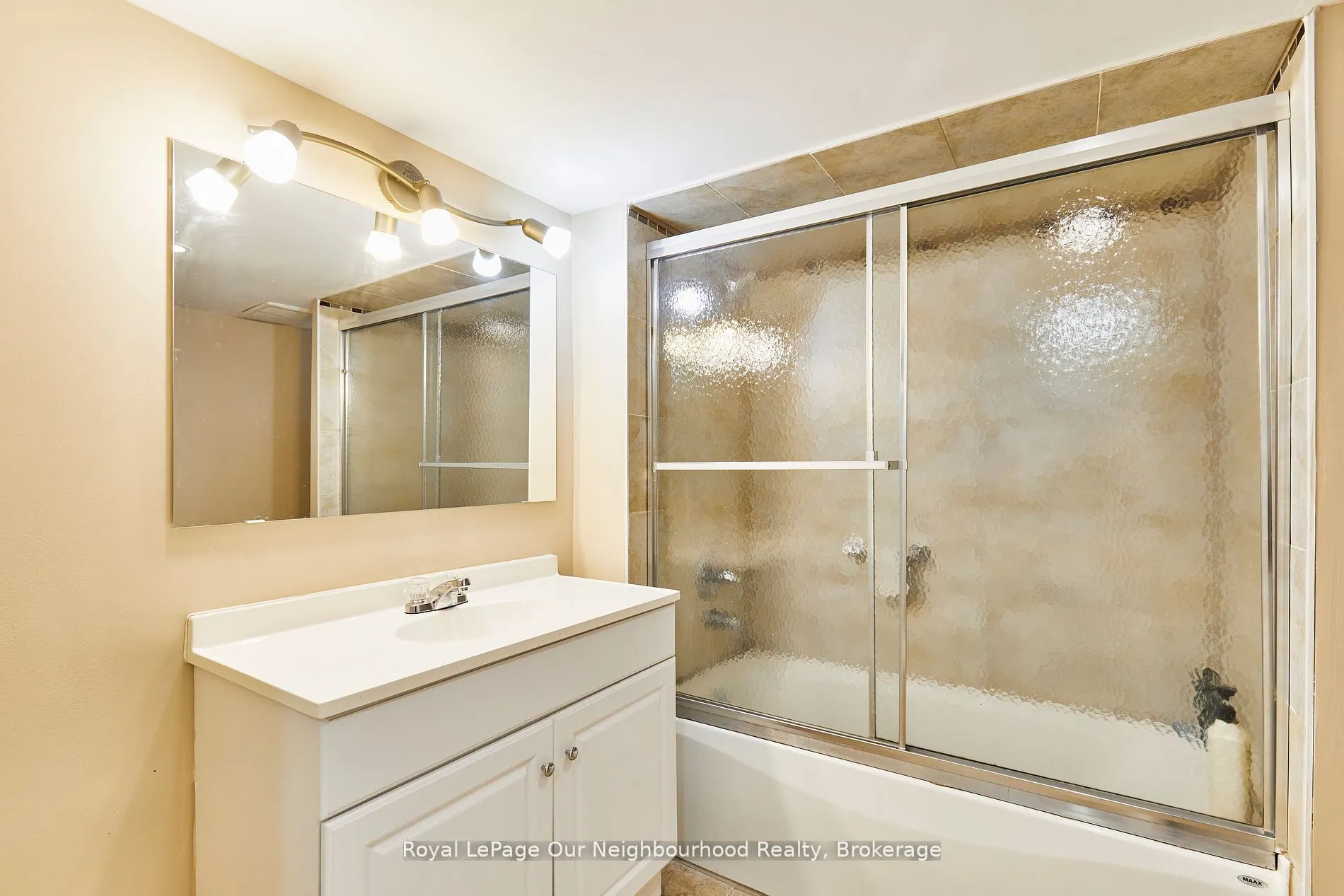 738 Simcoe Street N
