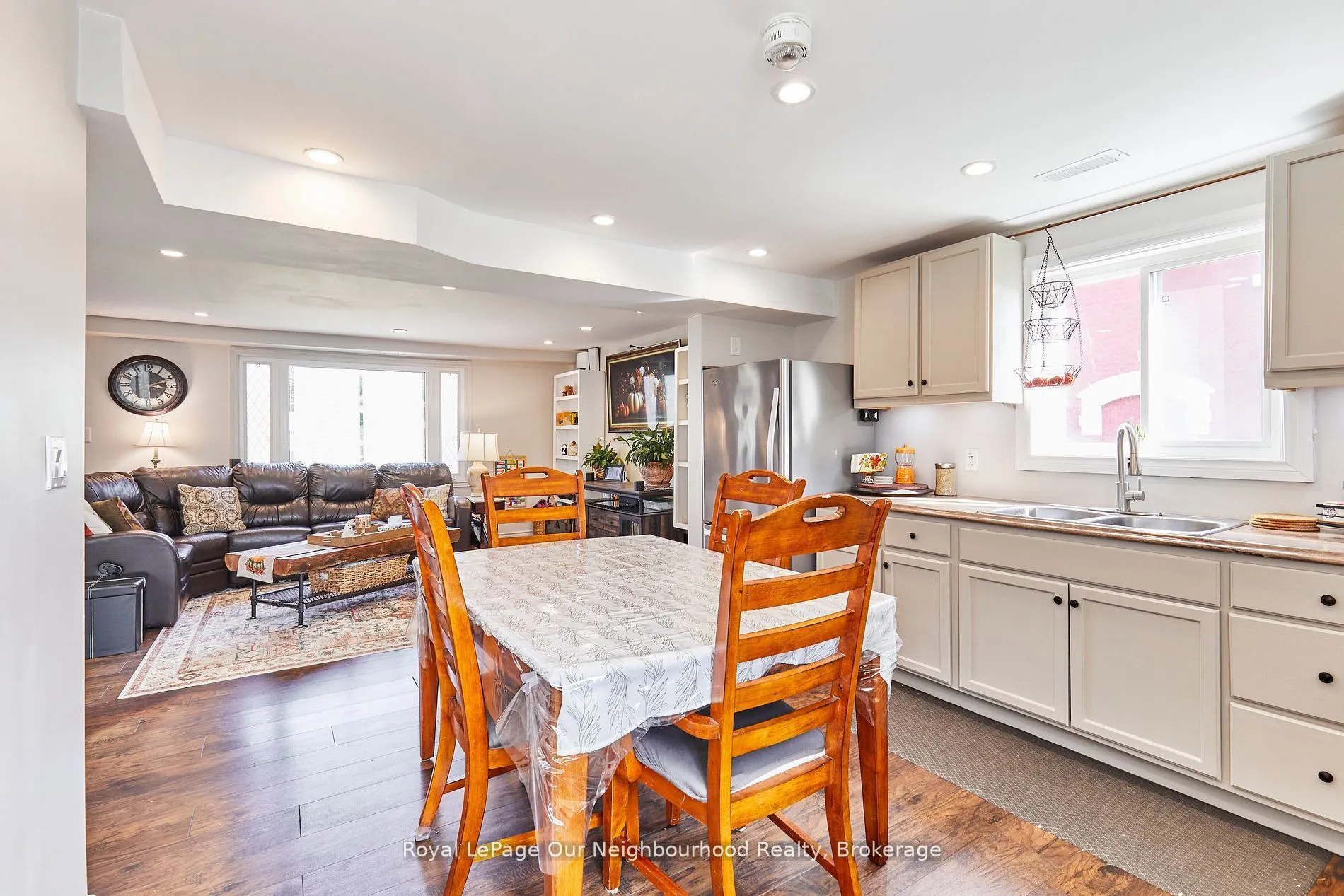 738 Simcoe Street N