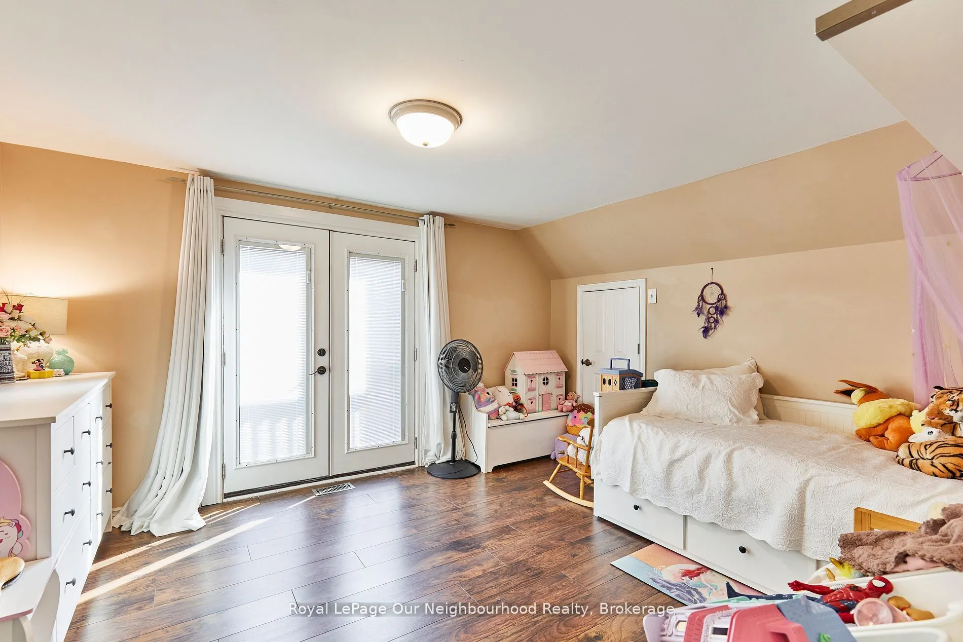 738 Simcoe Street N