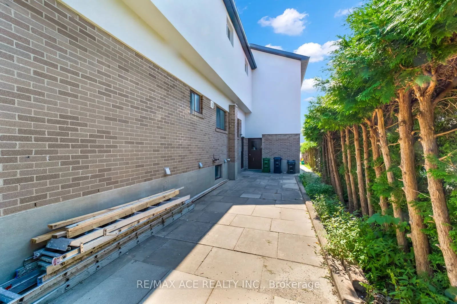 96 Invergordon Avenue