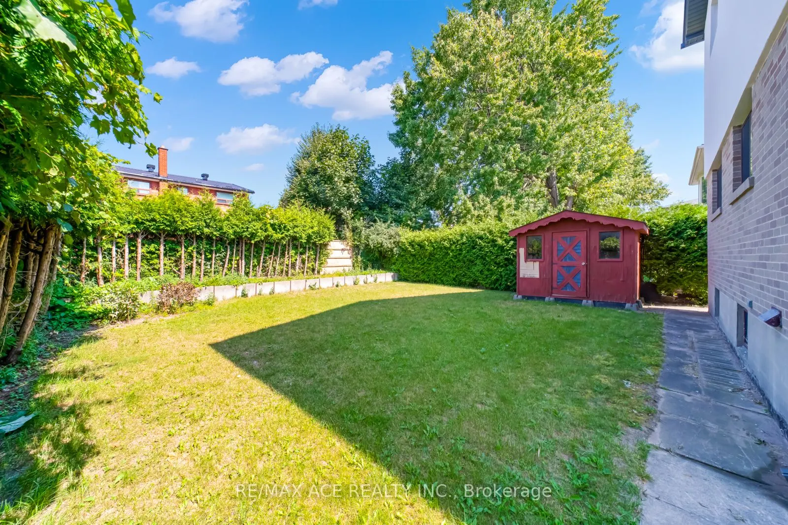 96 Invergordon Avenue