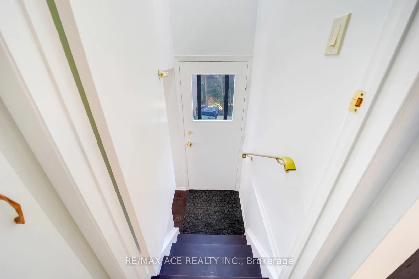 96 Invergordon Avenue