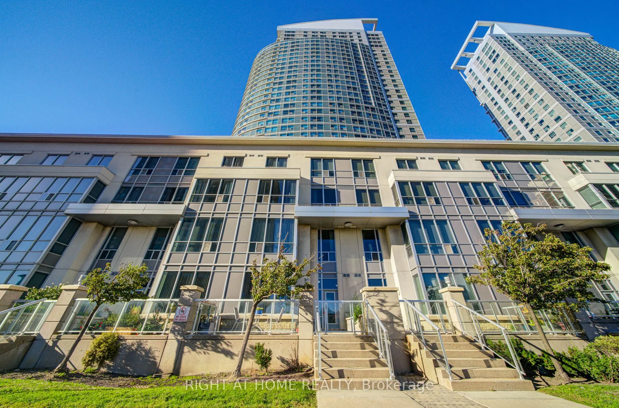 36 Lee Centre Drive, #Th112