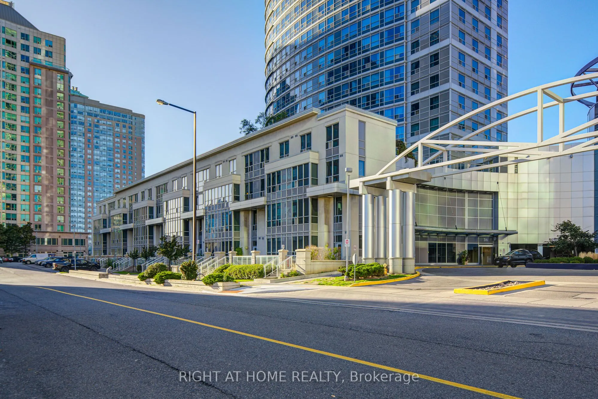36 Lee Centre Drive, #Th112