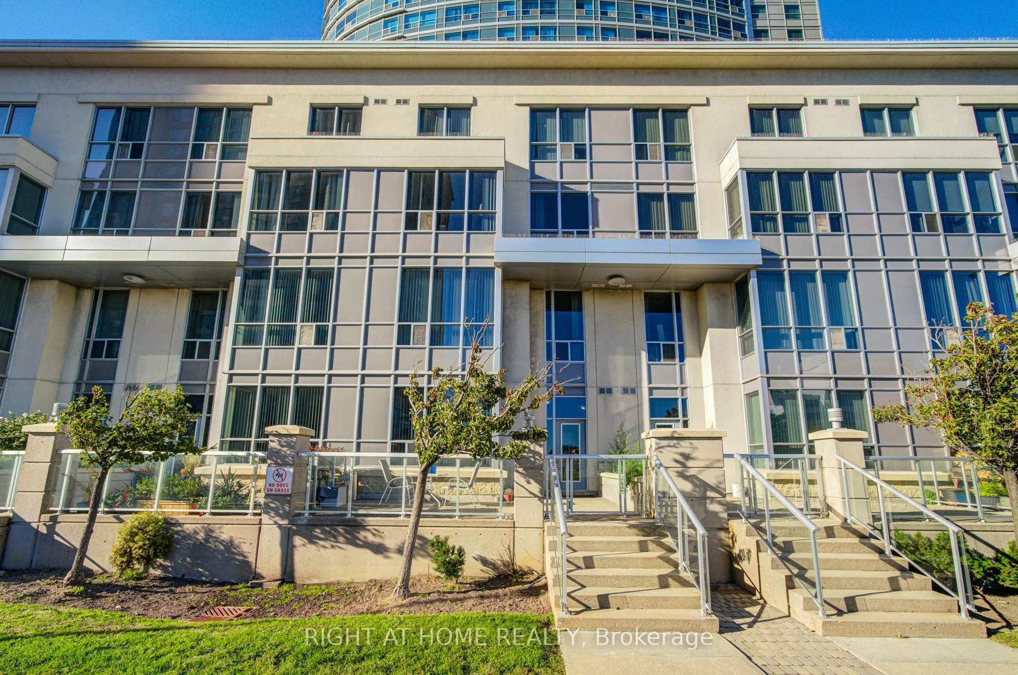 36 Lee Centre Drive, #Th112