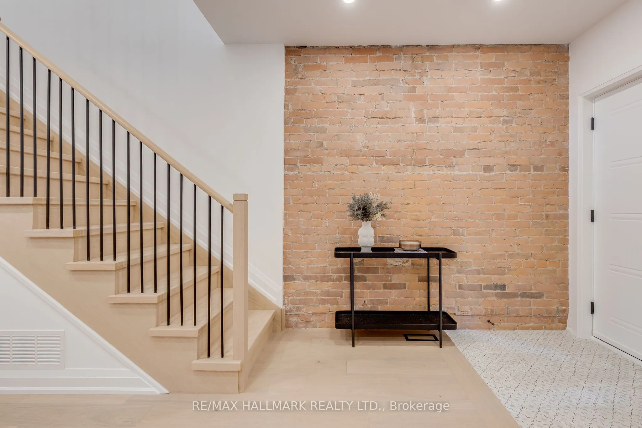 25 Howland Road
