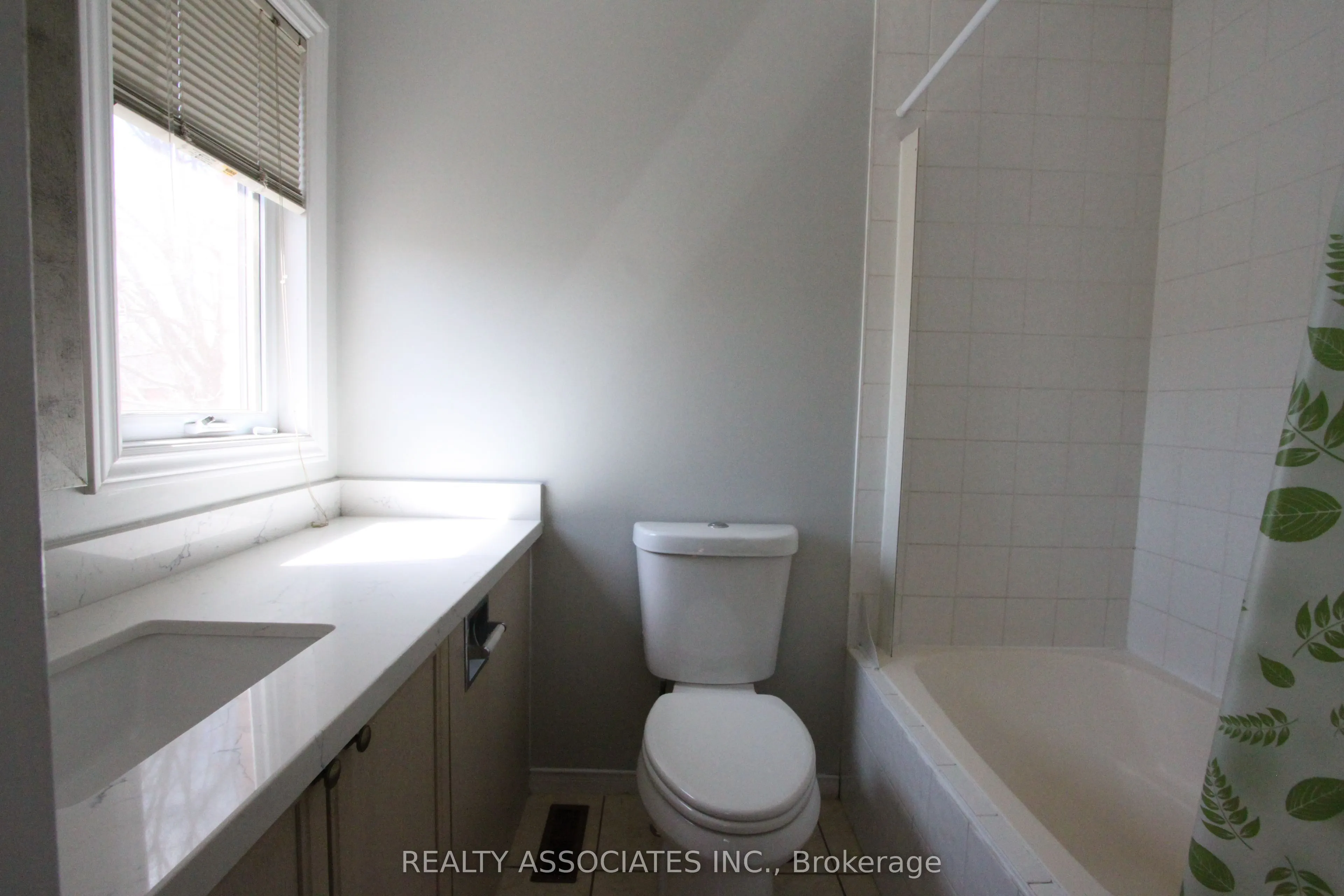 160 White Pine Crescent, #Main