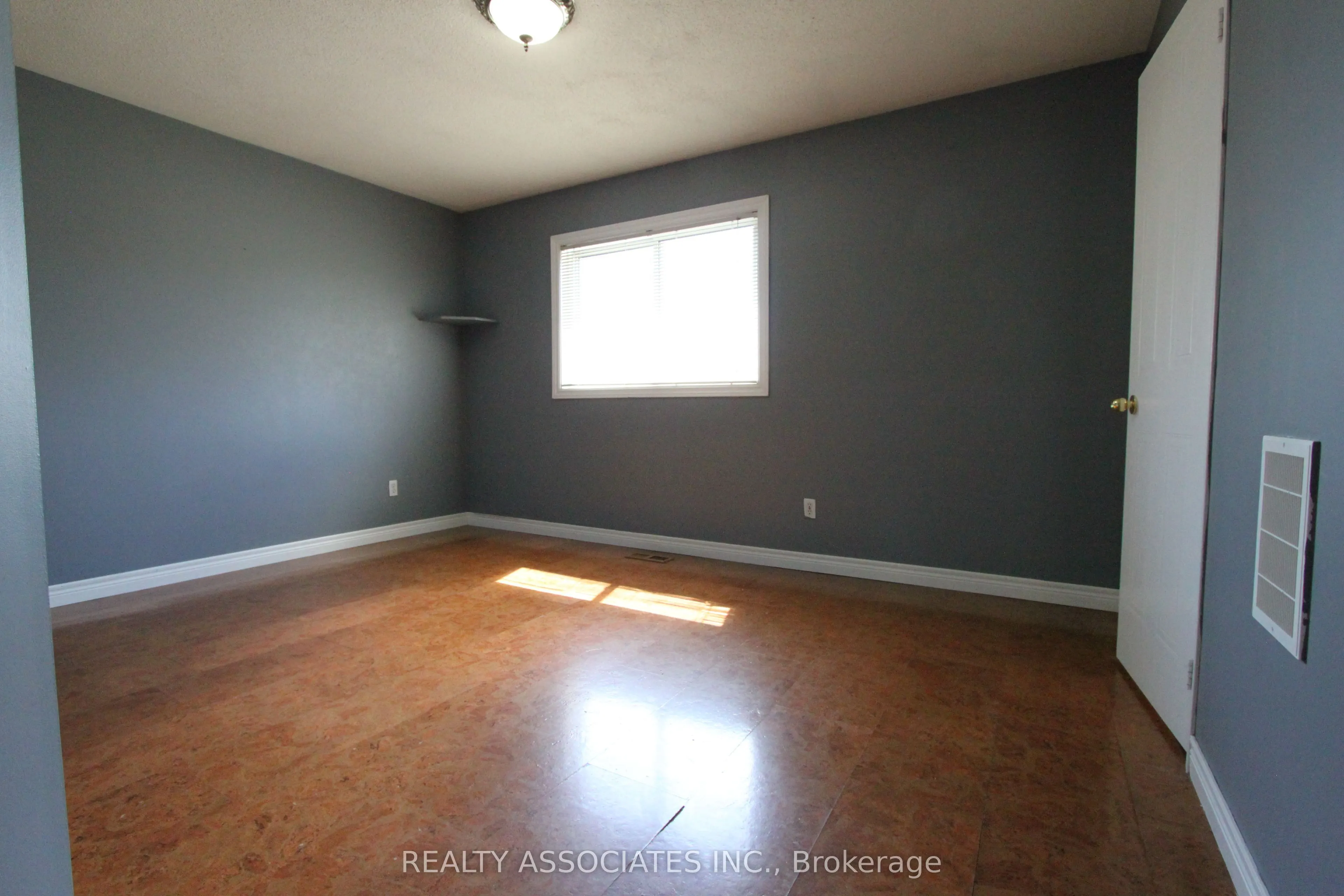 160 White Pine Crescent, #Main
