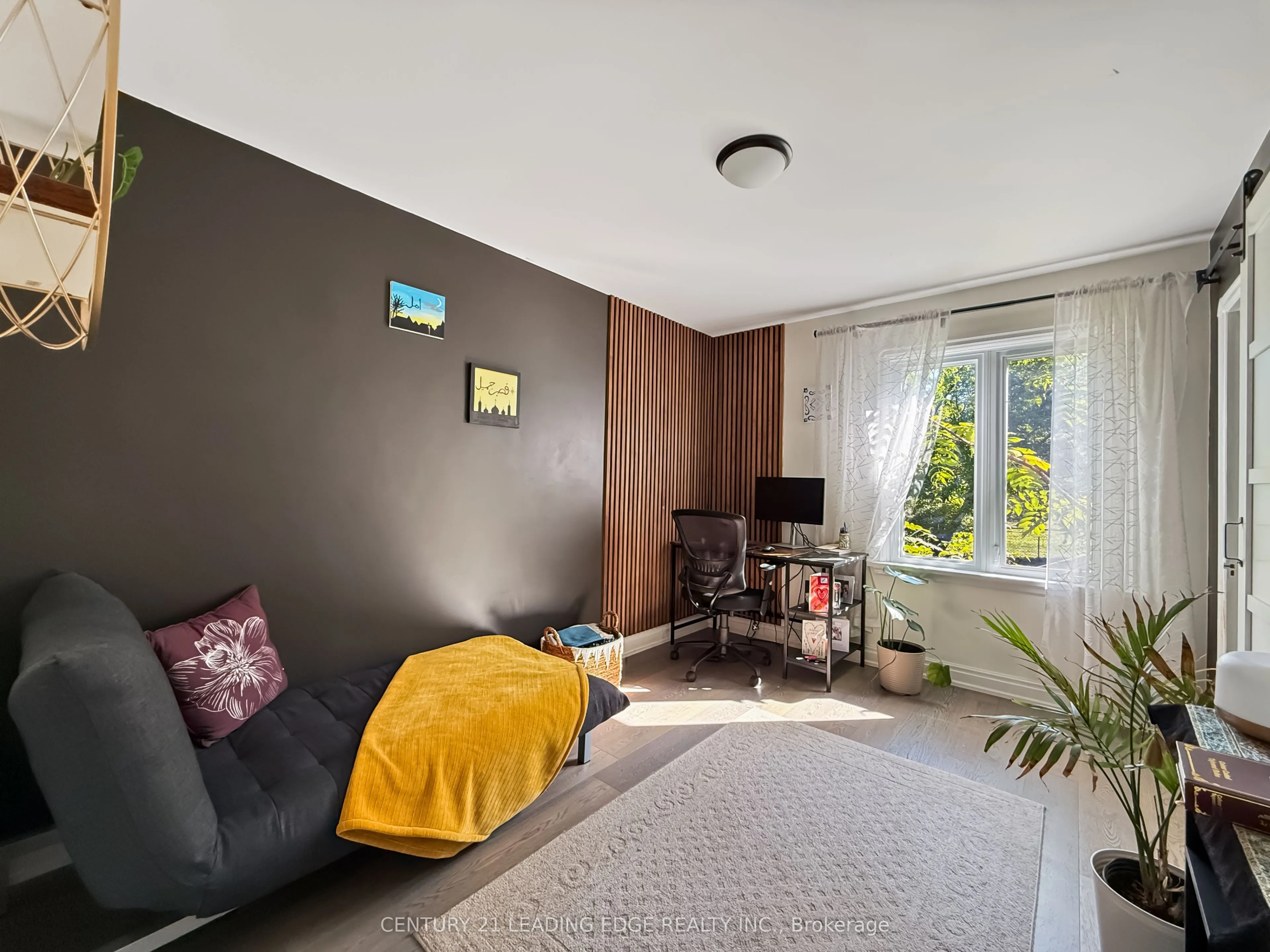 501 Bond Street E