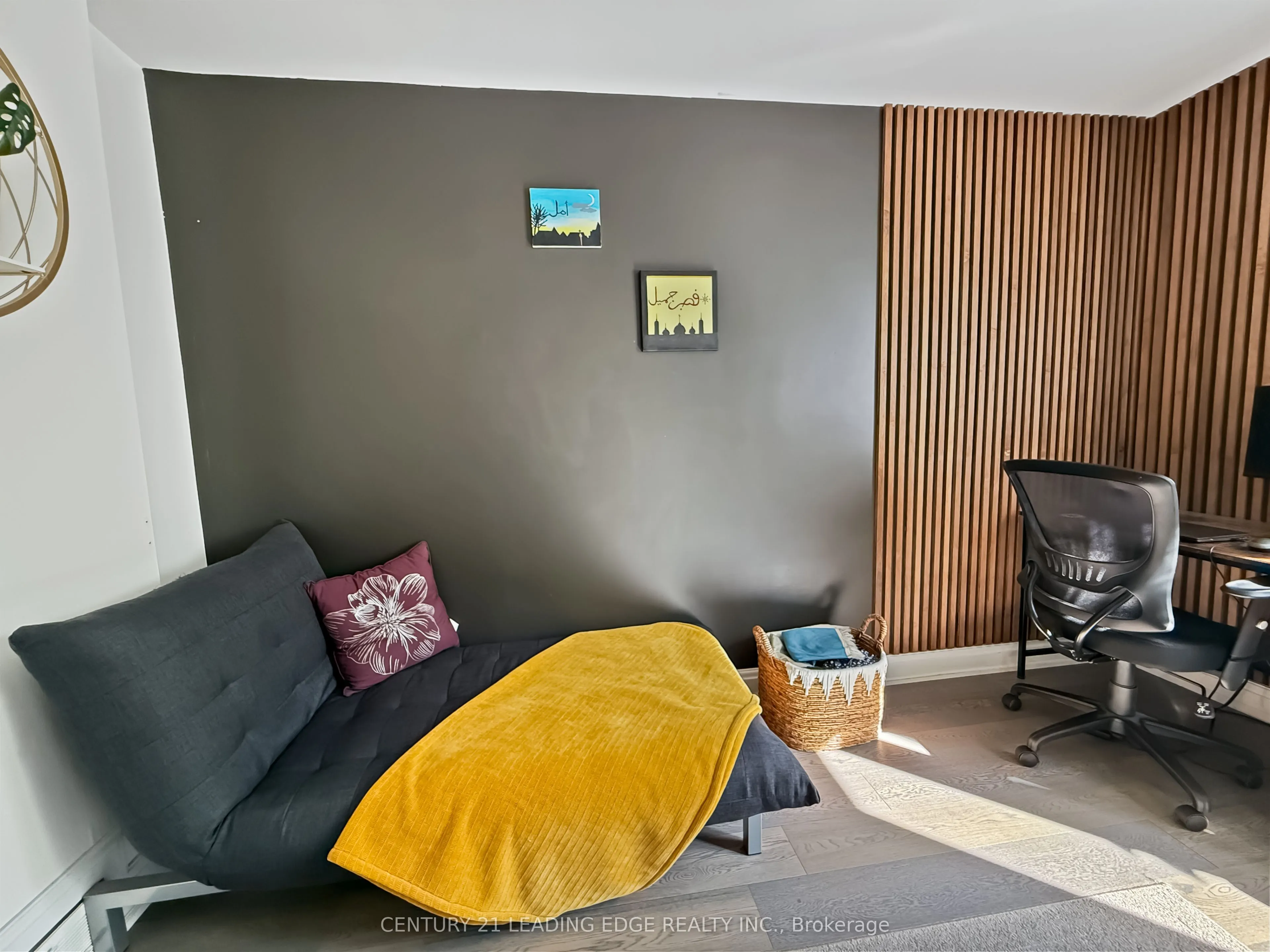 501 Bond Street E