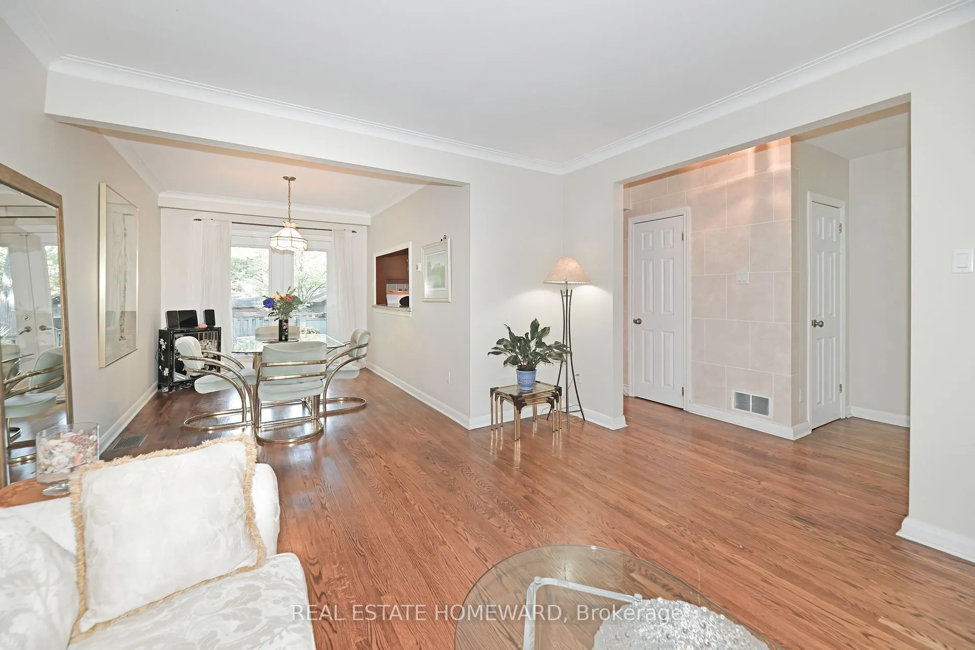 9 Red Deer Avenue