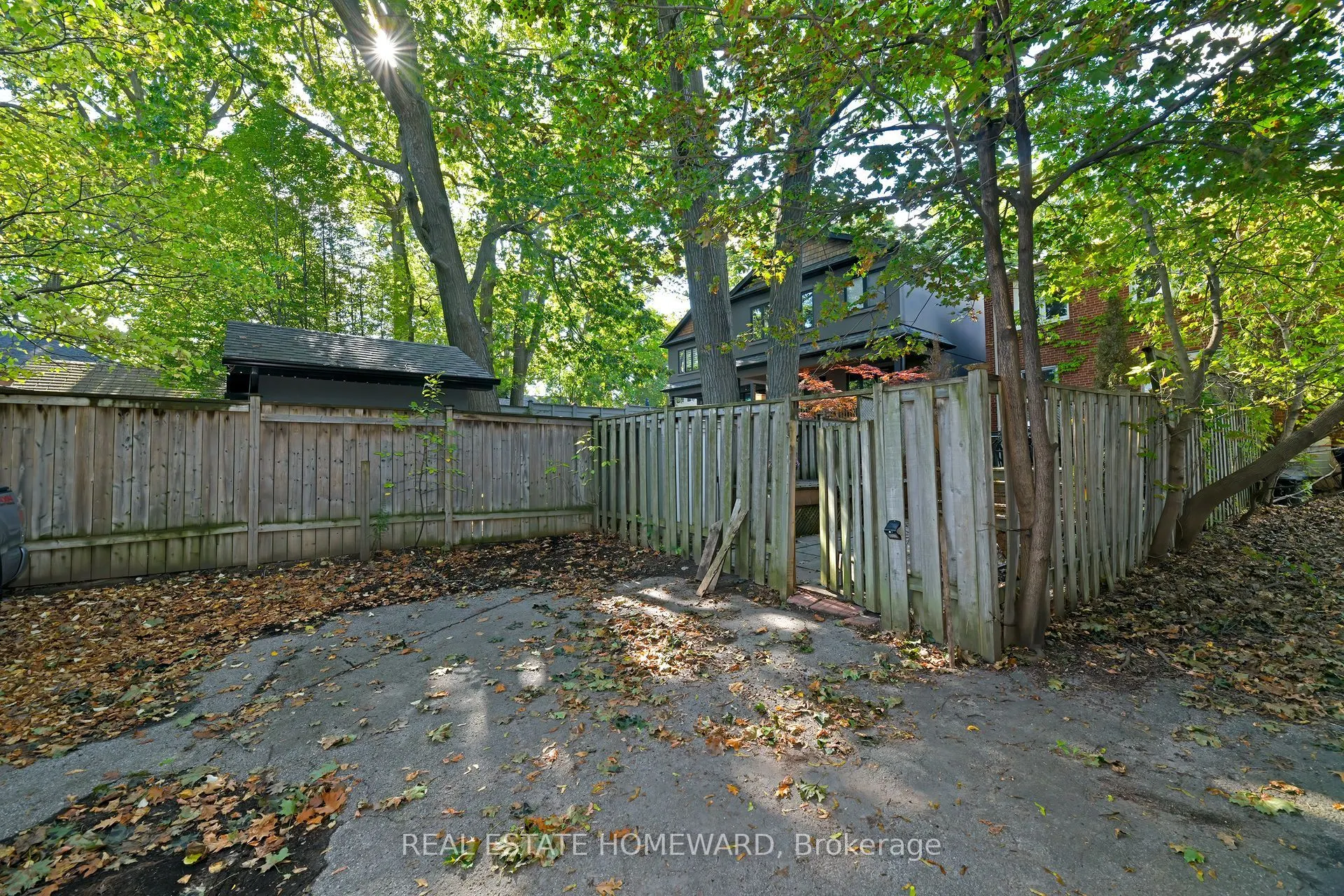 9 Red Deer Avenue