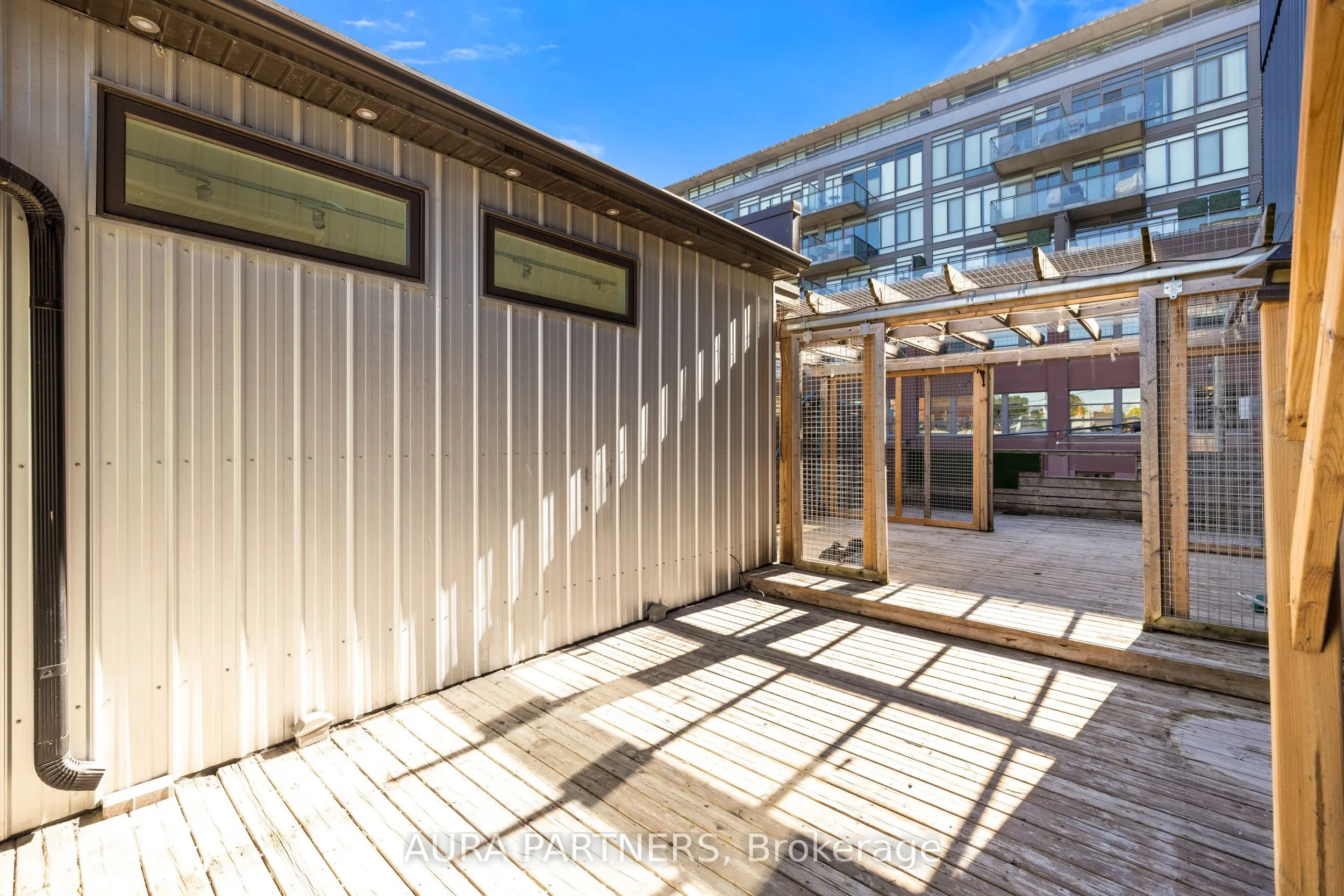 687 Queen Street E