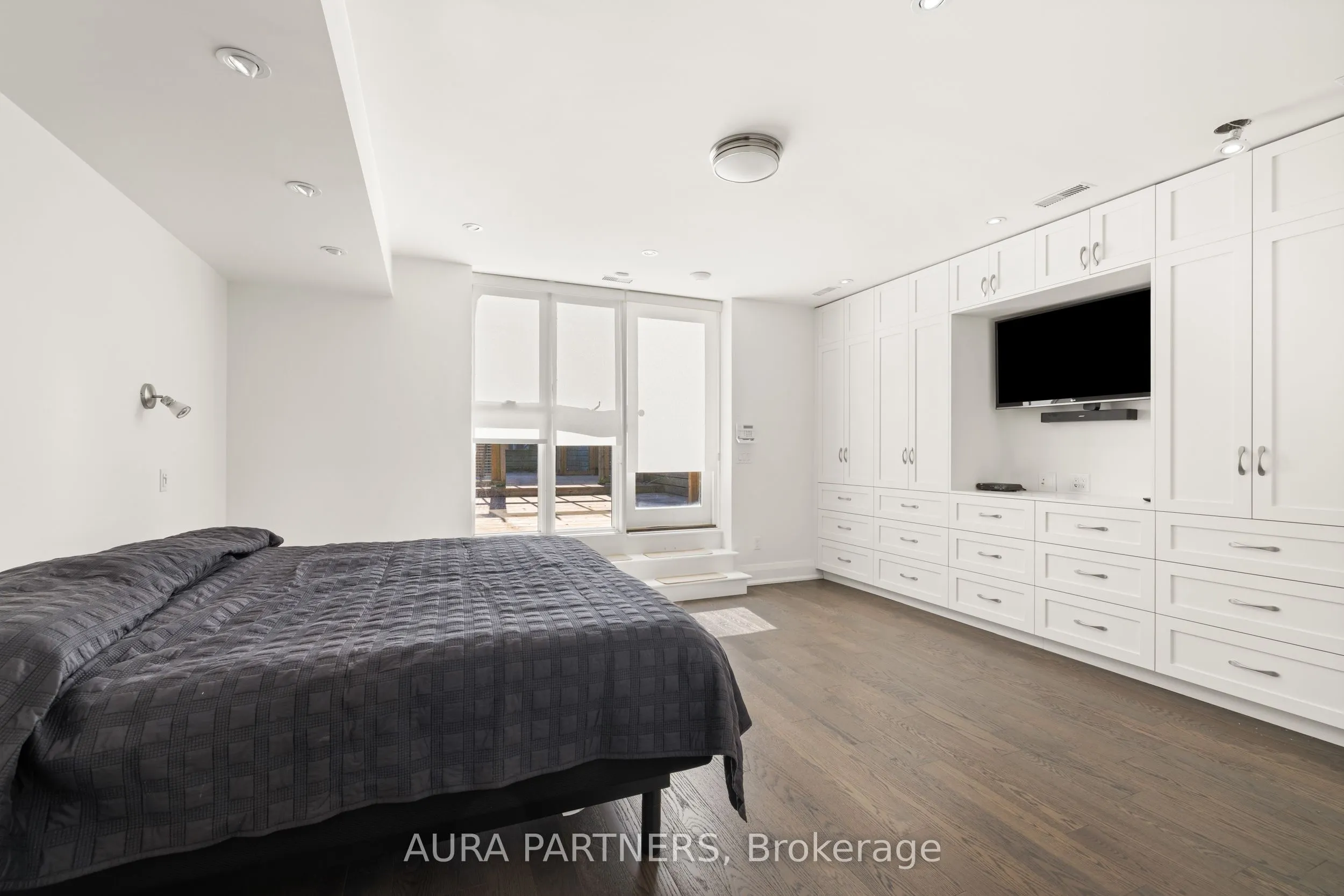 687 Queen Street E