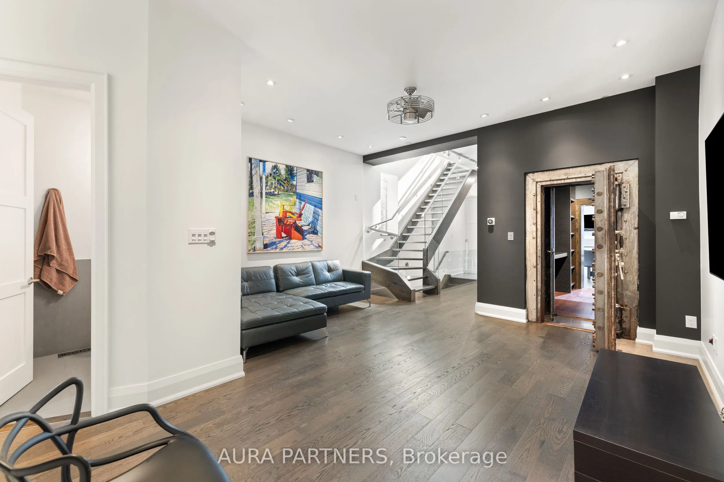 687 Queen Street E