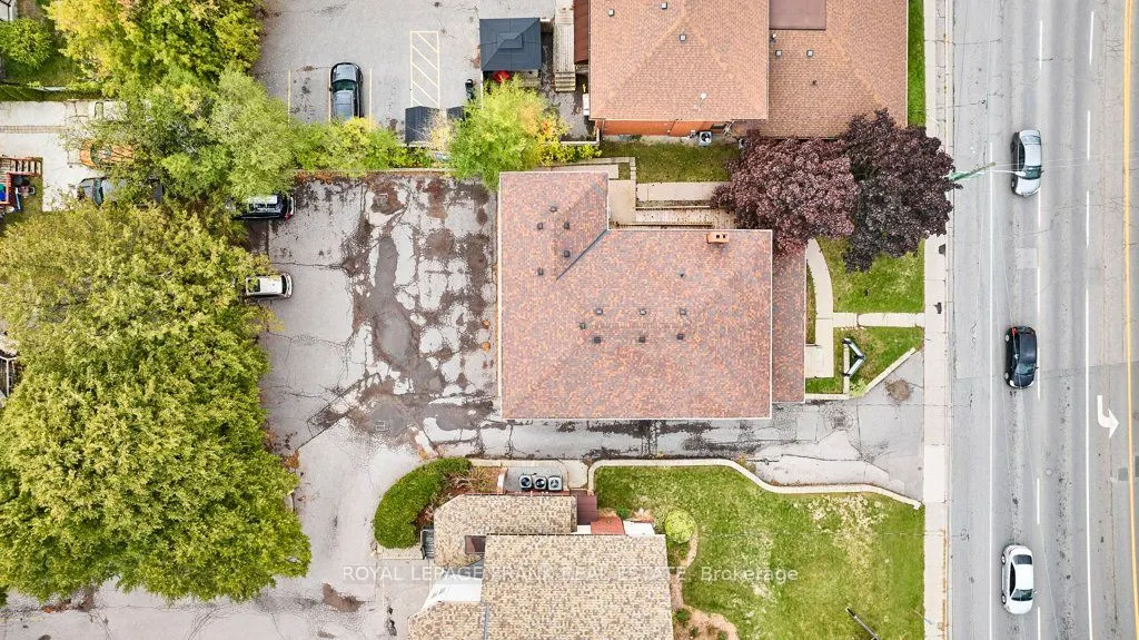215 Simcoe Street N
