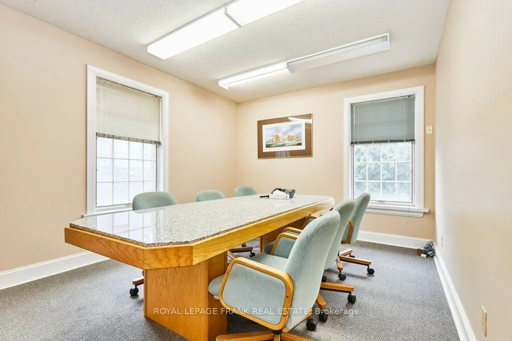 215 Simcoe Street N