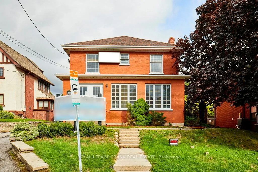 215 Simcoe Street N