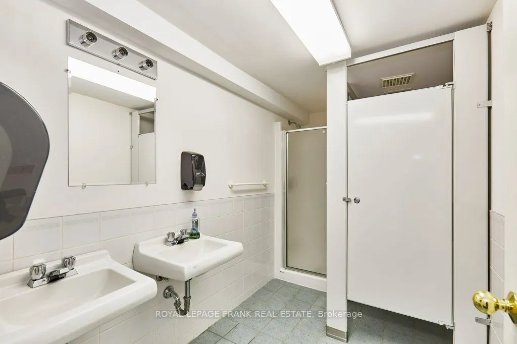215 Simcoe Street N