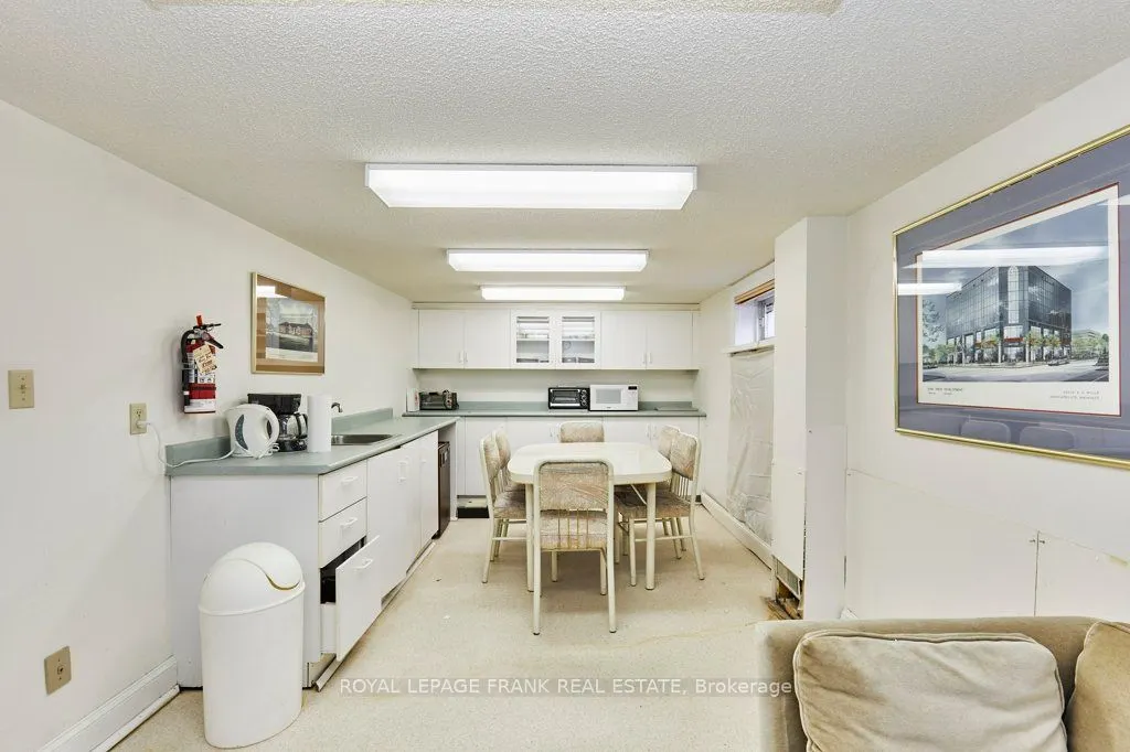 215 Simcoe Street N