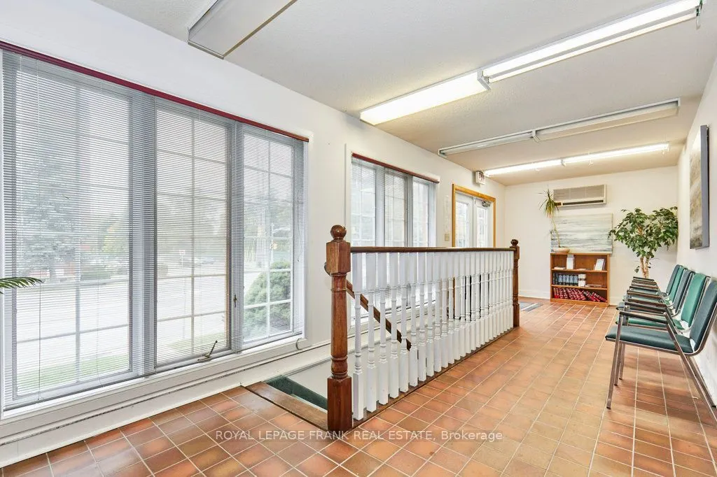 215 Simcoe Street N