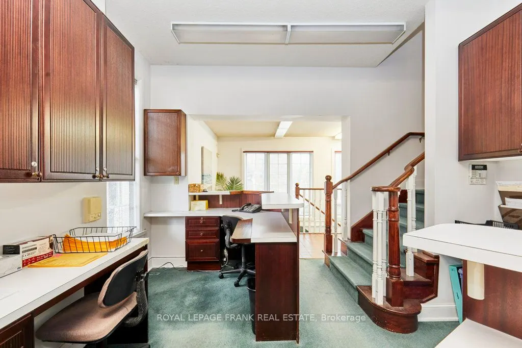 215 Simcoe Street N