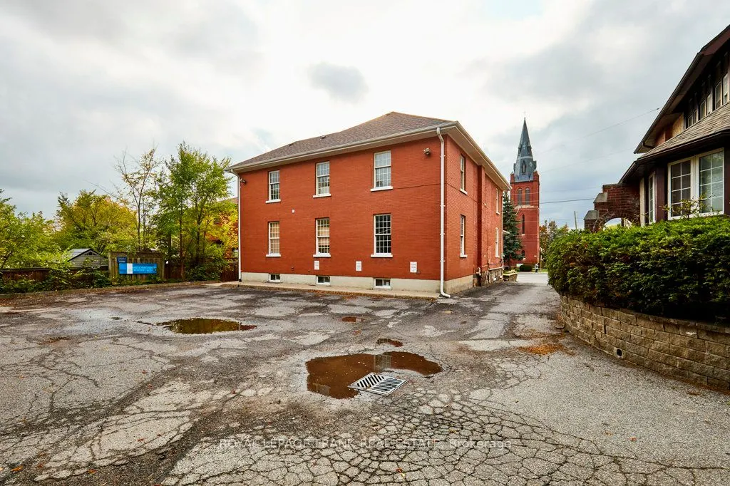 215 Simcoe Street N